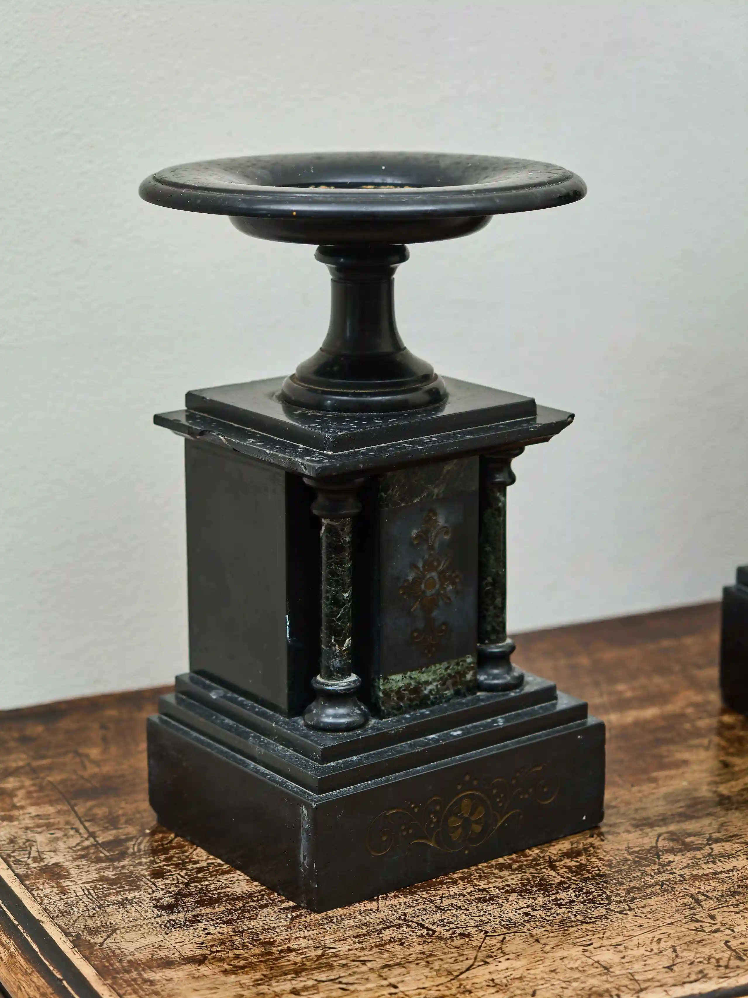 Starožitné krbové hodiny Art Deco – třídílná mramorová souprava, 20. léta 20. století