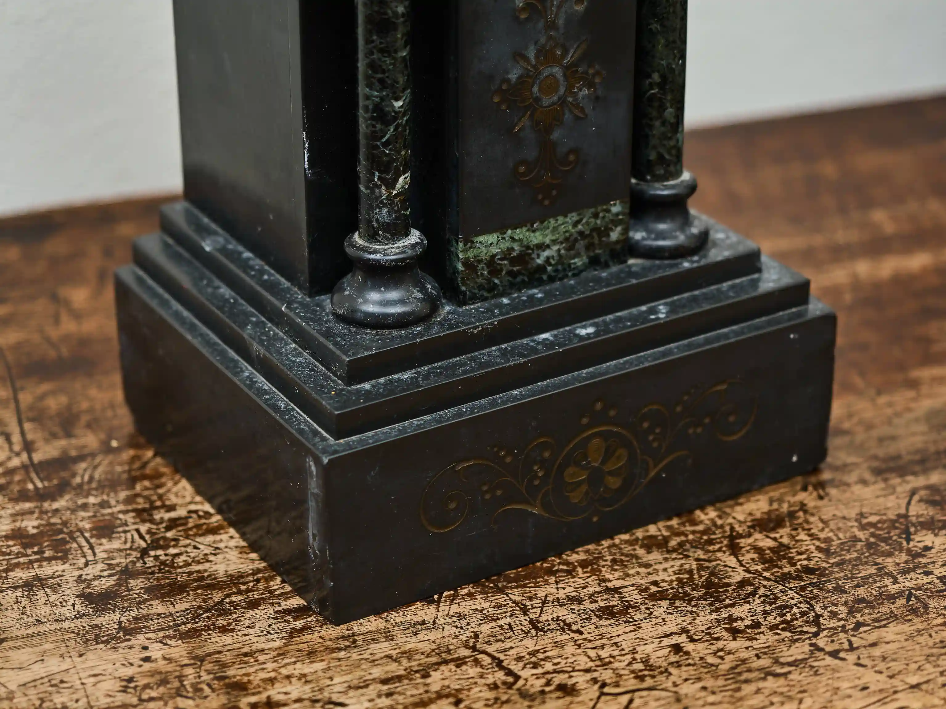 Starožitné krbové hodiny Art Deco – třídílná mramorová souprava, 20. léta 20. století