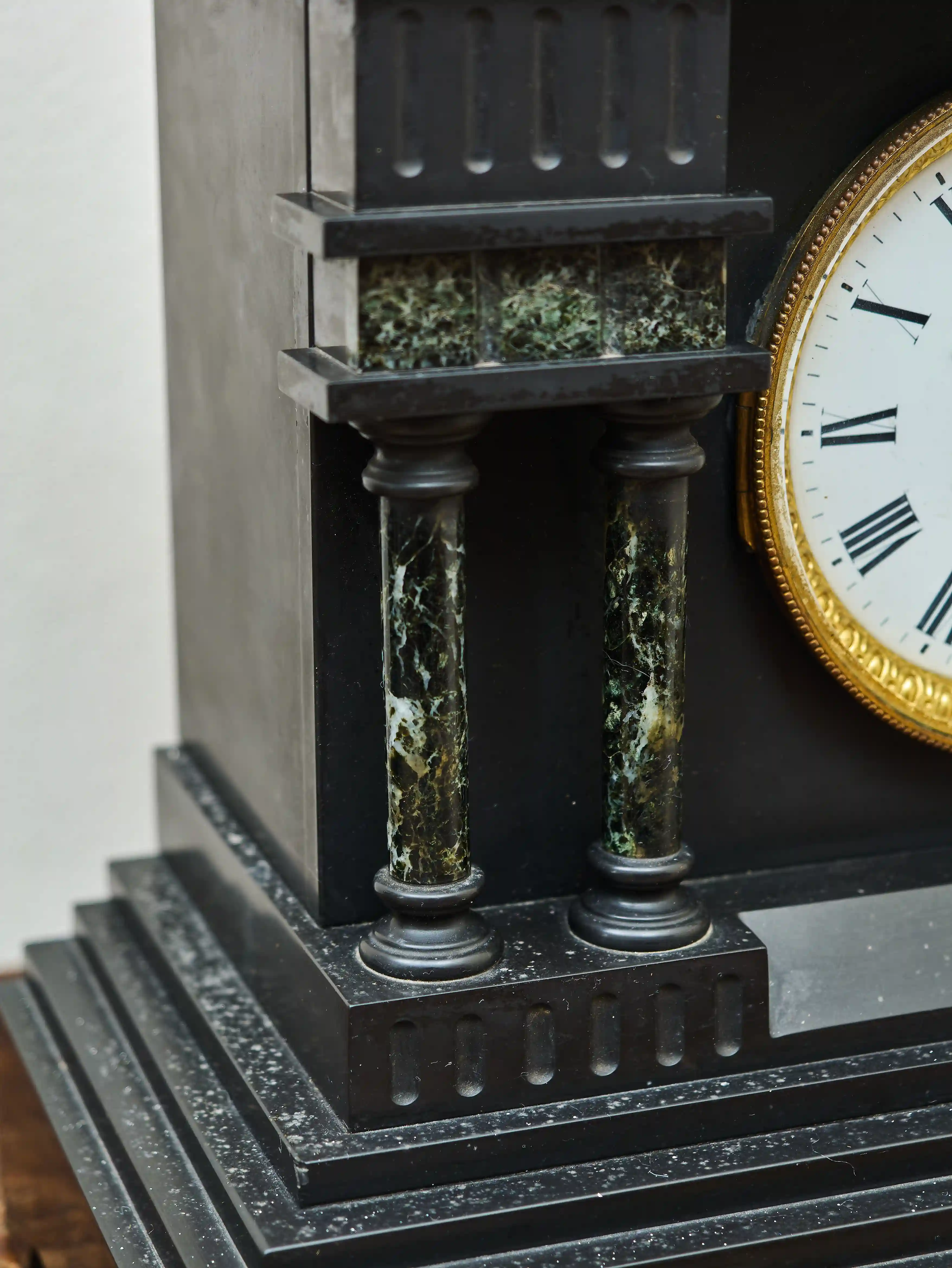 Starožitné krbové hodiny Art Deco – třídílná mramorová souprava, 20. léta 20. století
