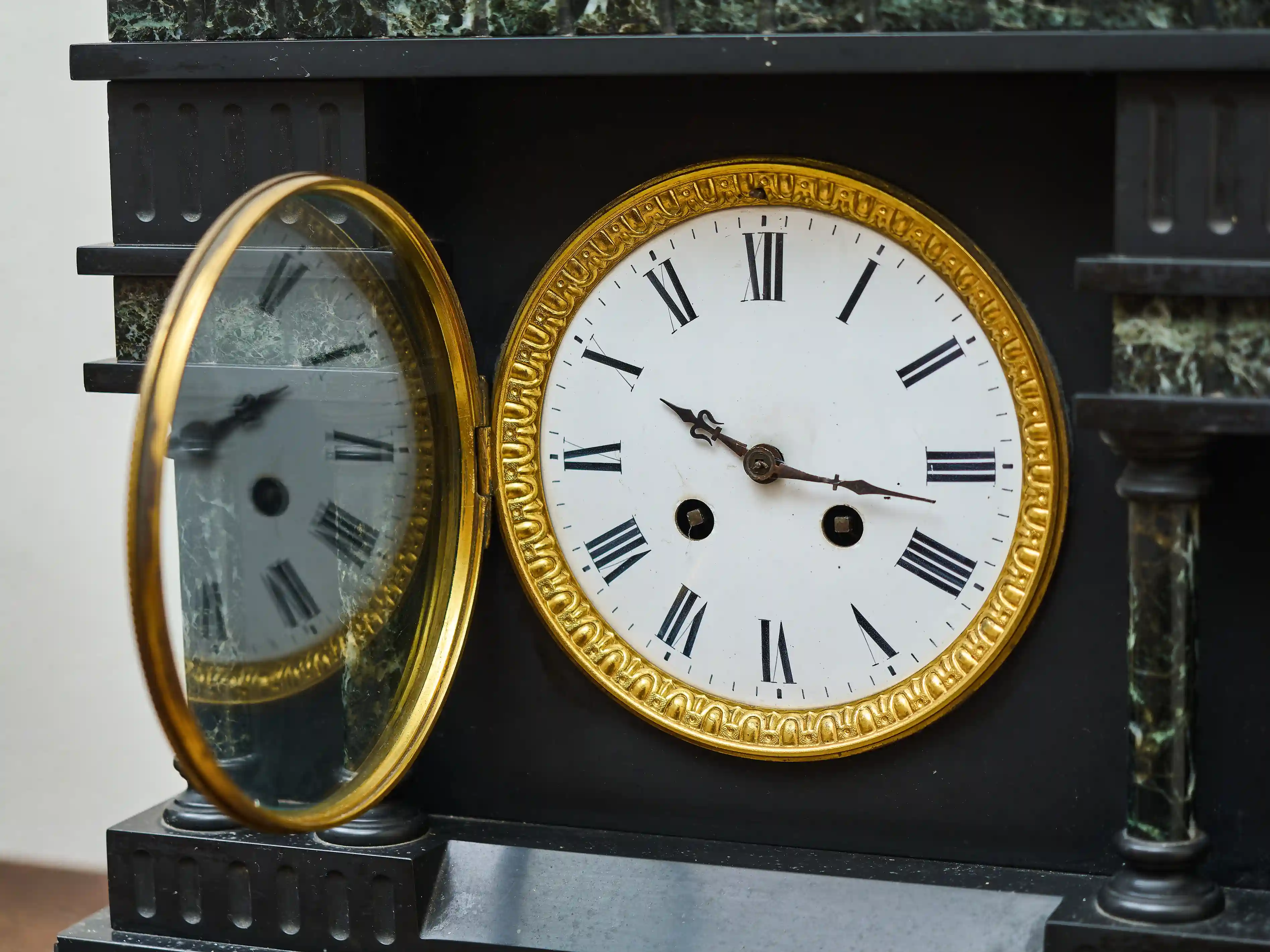 Starožitné krbové hodiny Art Deco – třídílná mramorová souprava, 20. léta 20. století