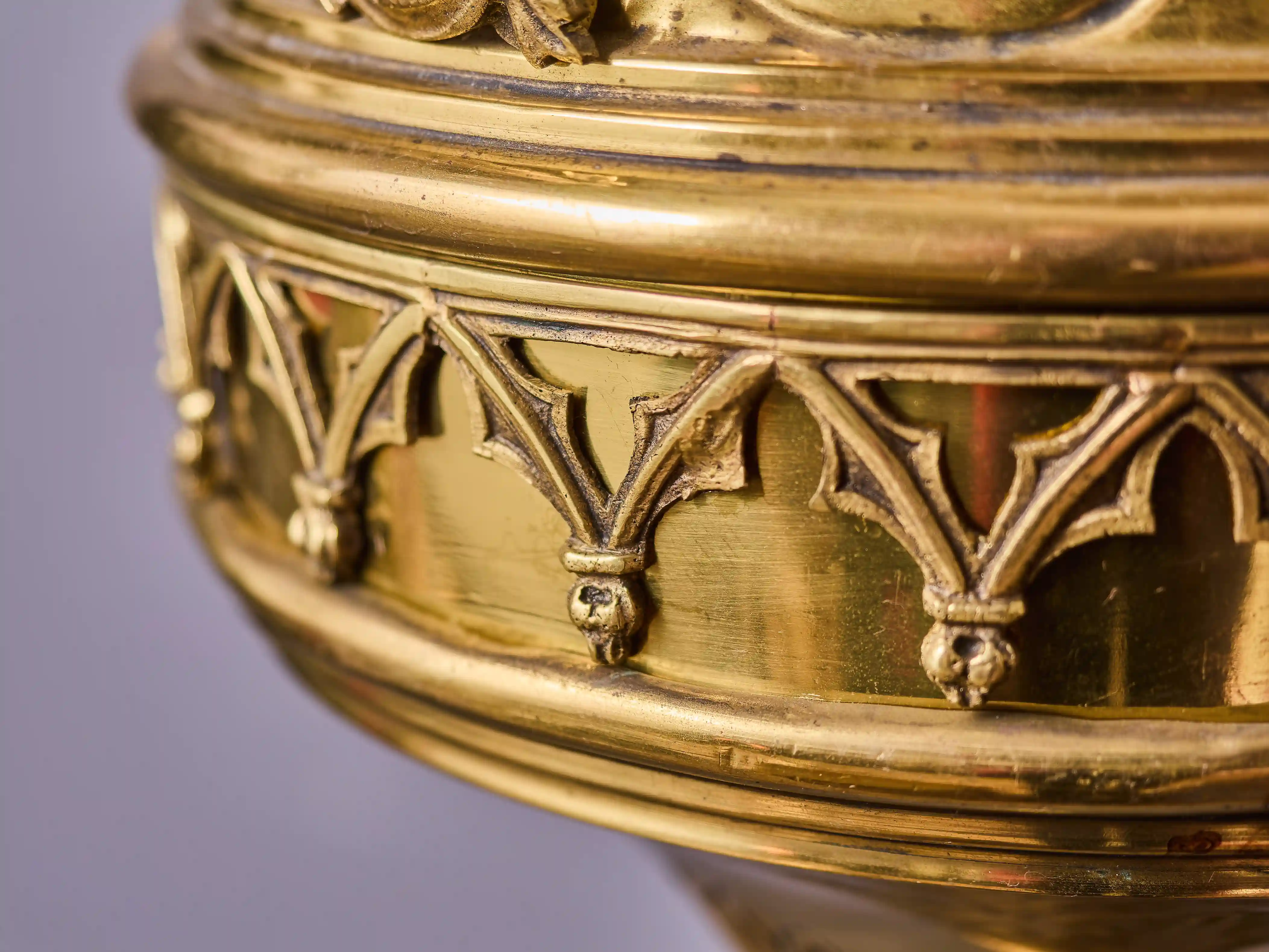 Neogotická závěsná chrámová olejová lampa - věčné světlo