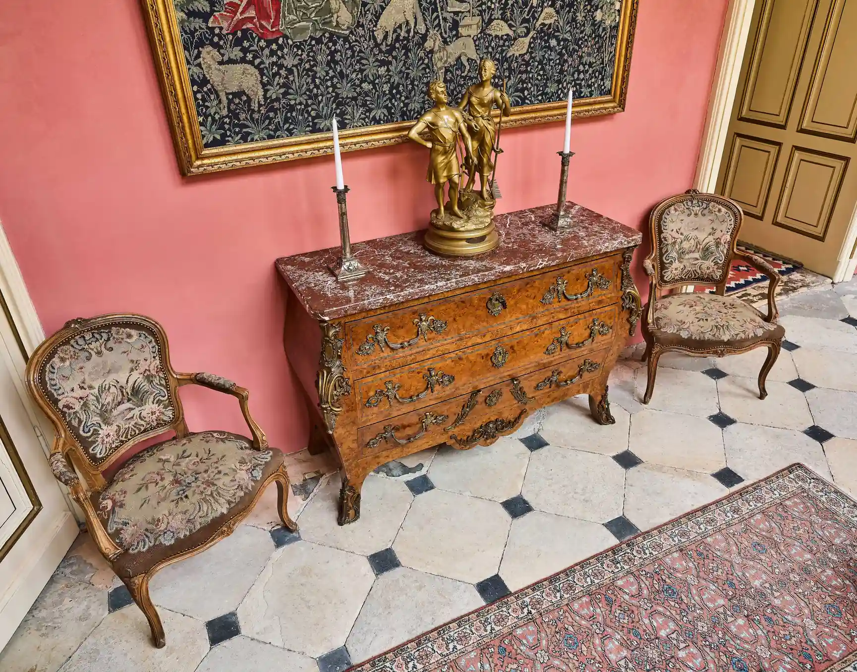 Francouzská komoda ve stylu Ludvíka XV.