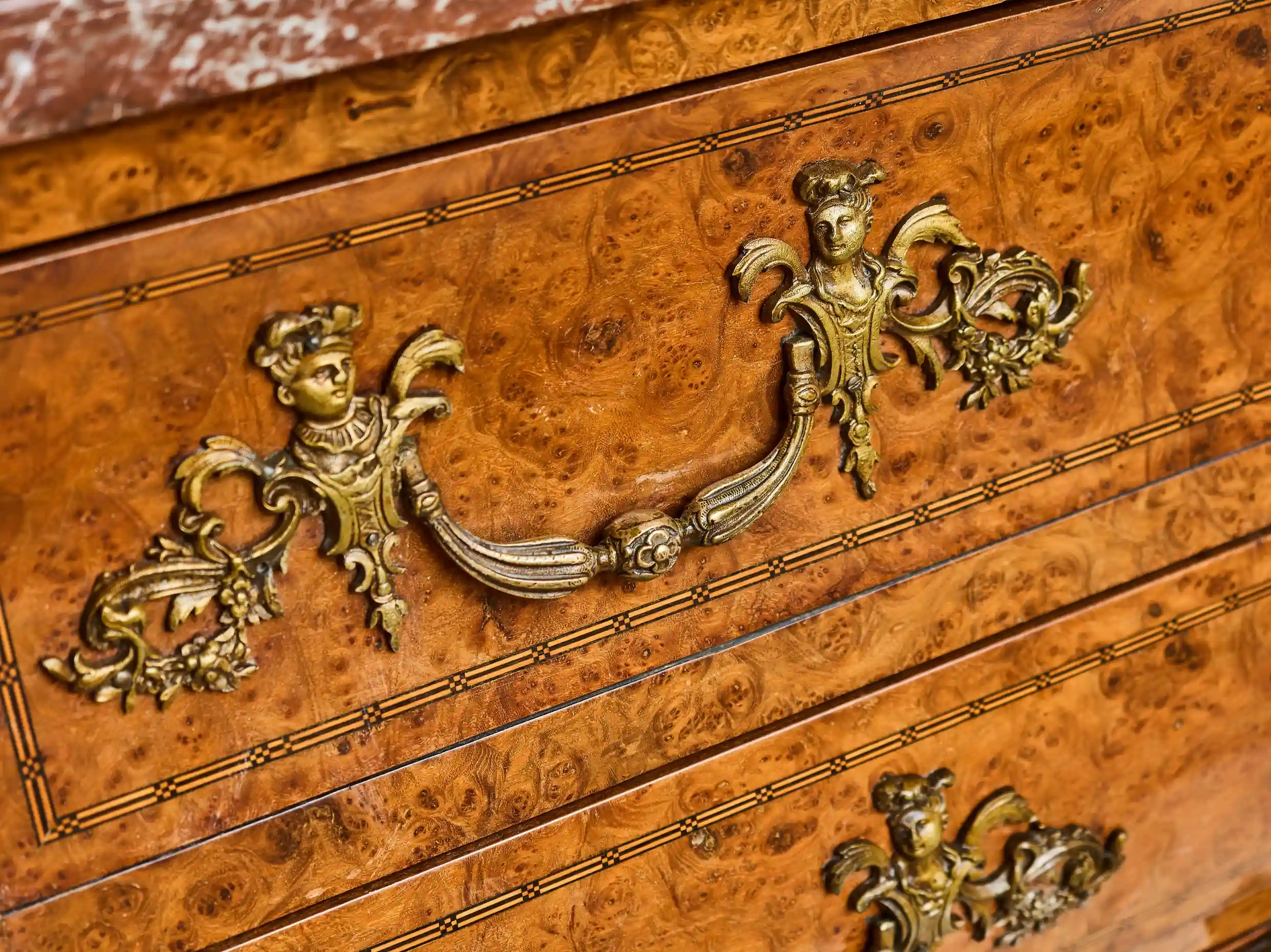 Francouzská komoda ve stylu Ludvíka XV.