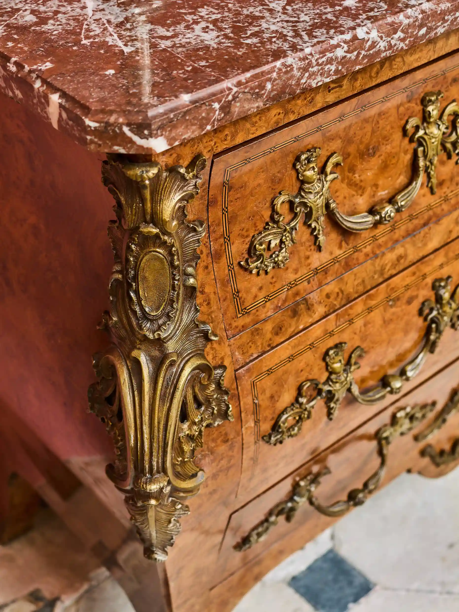 Francouzská komoda ve stylu Ludvíka XV.