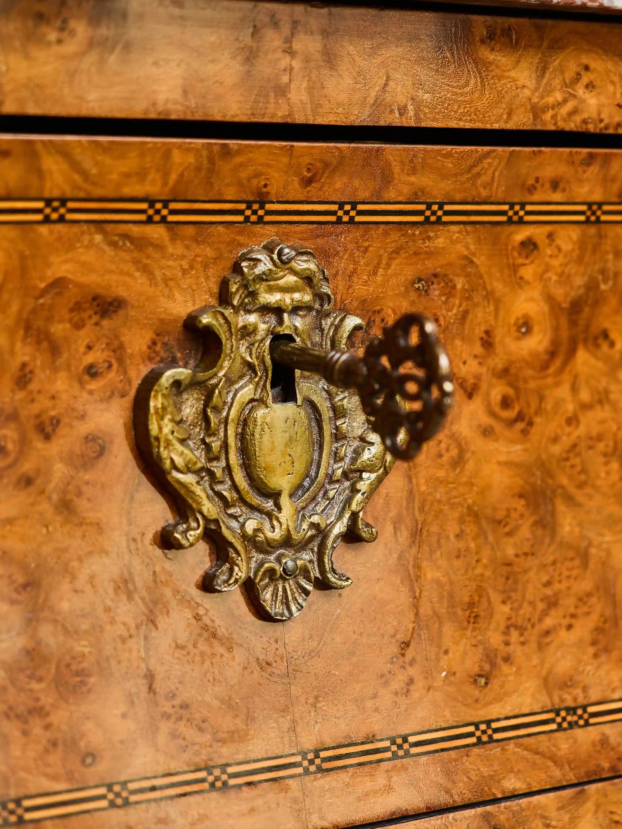 Francouzská komoda ve stylu Ludvíka XV.