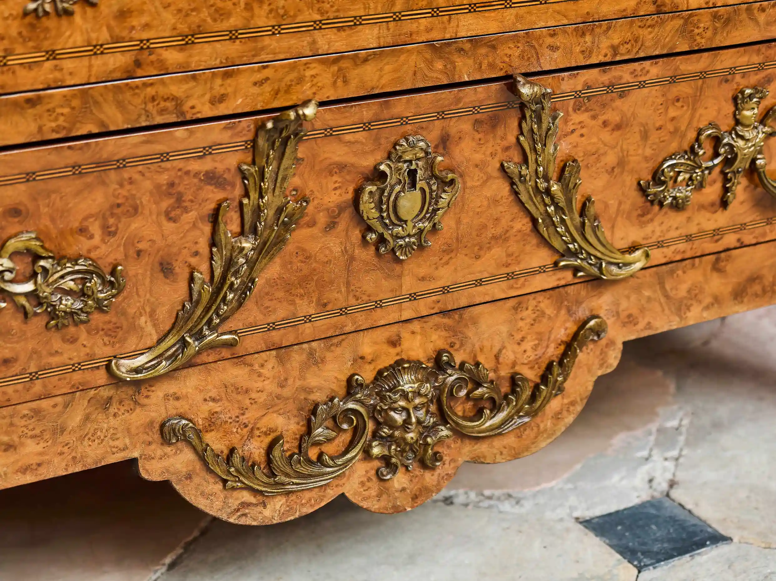 Francouzská komoda ve stylu Ludvíka XV.