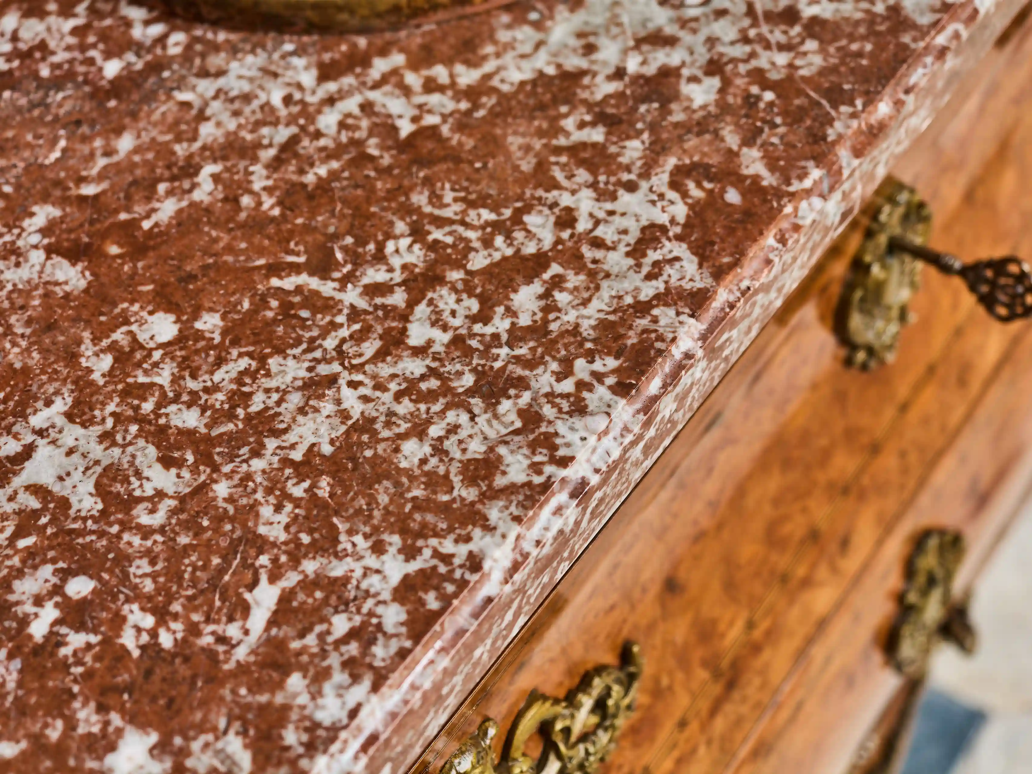 Francouzská komoda ve stylu Ludvíka XV.