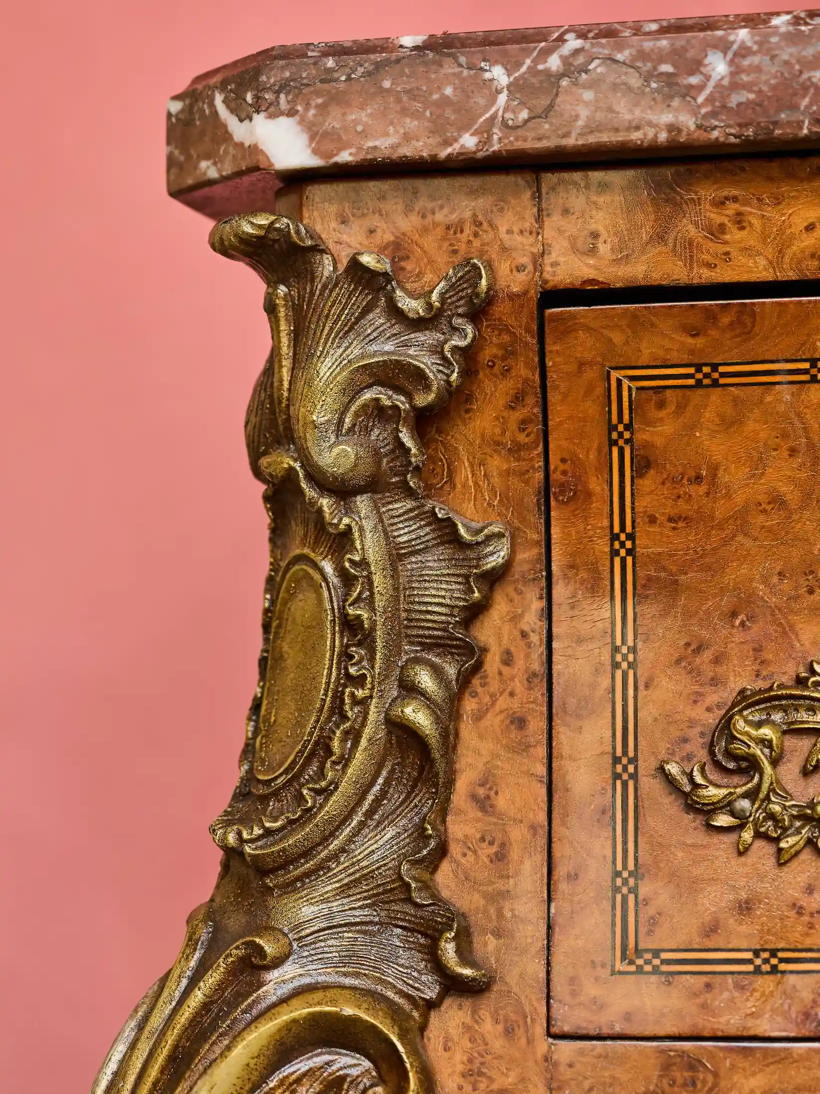 Francouzská komoda ve stylu Ludvíka XV.