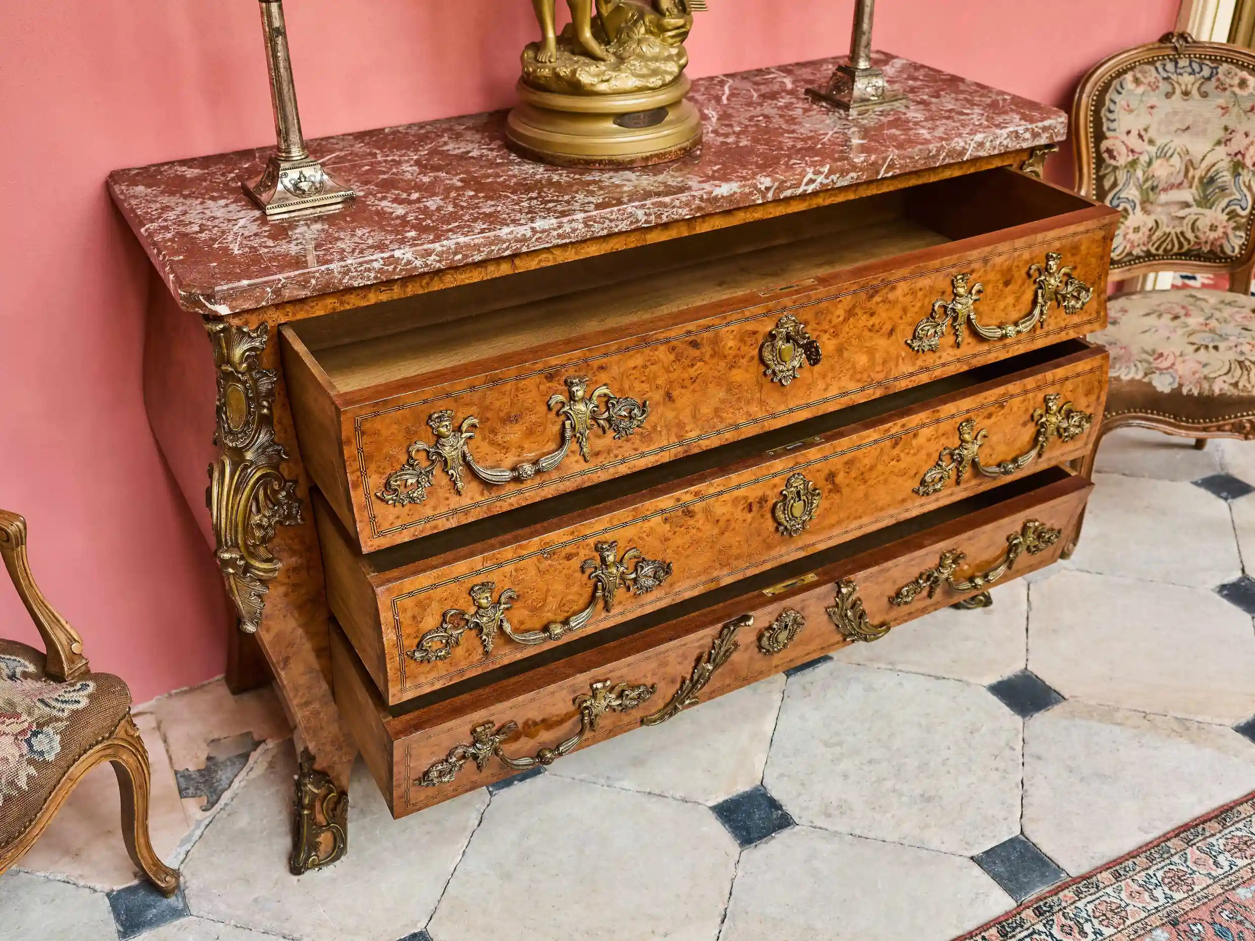 Francouzská komoda ve stylu Ludvíka XV.