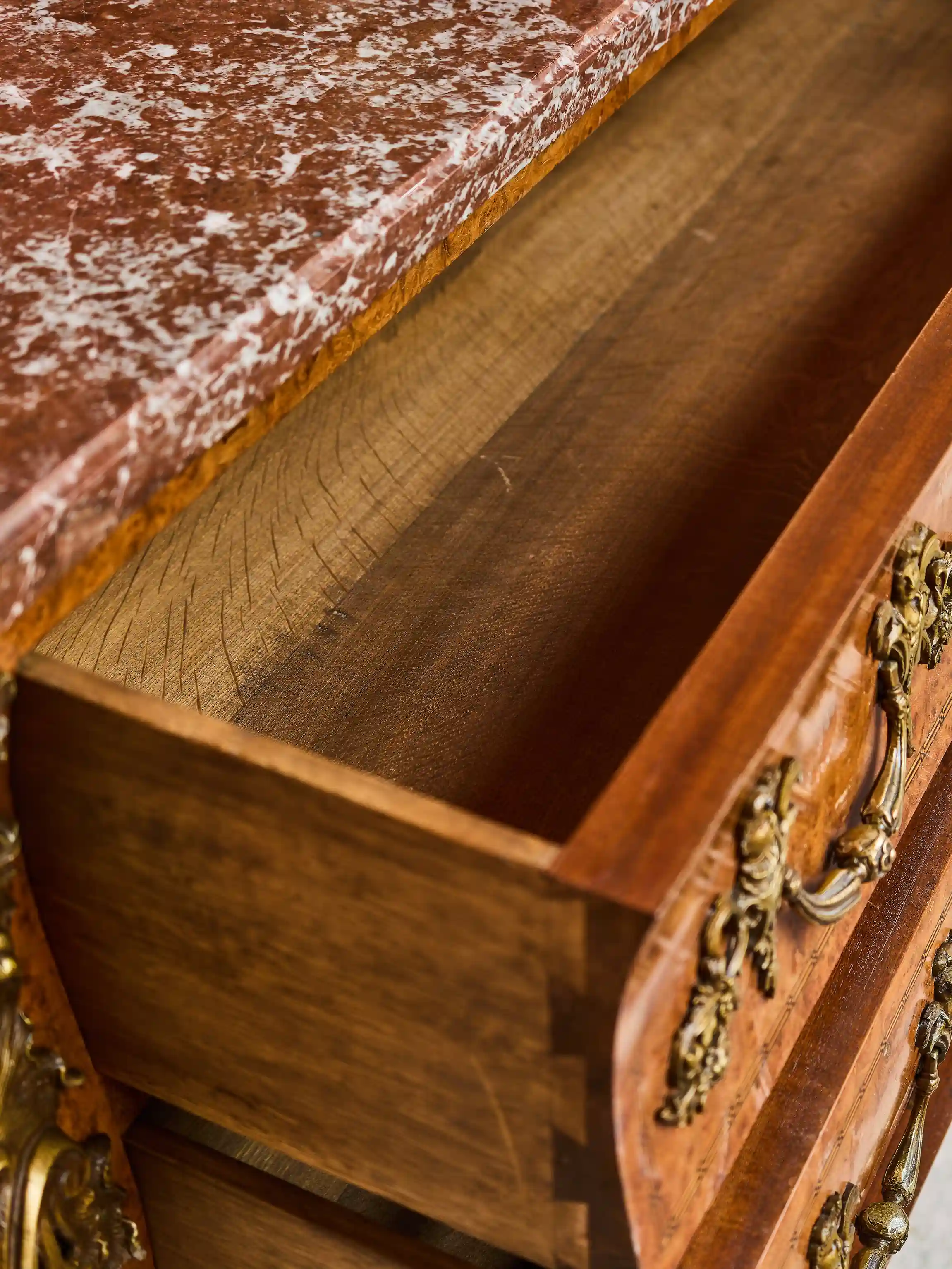 Francouzská komoda ve stylu Ludvíka XV.