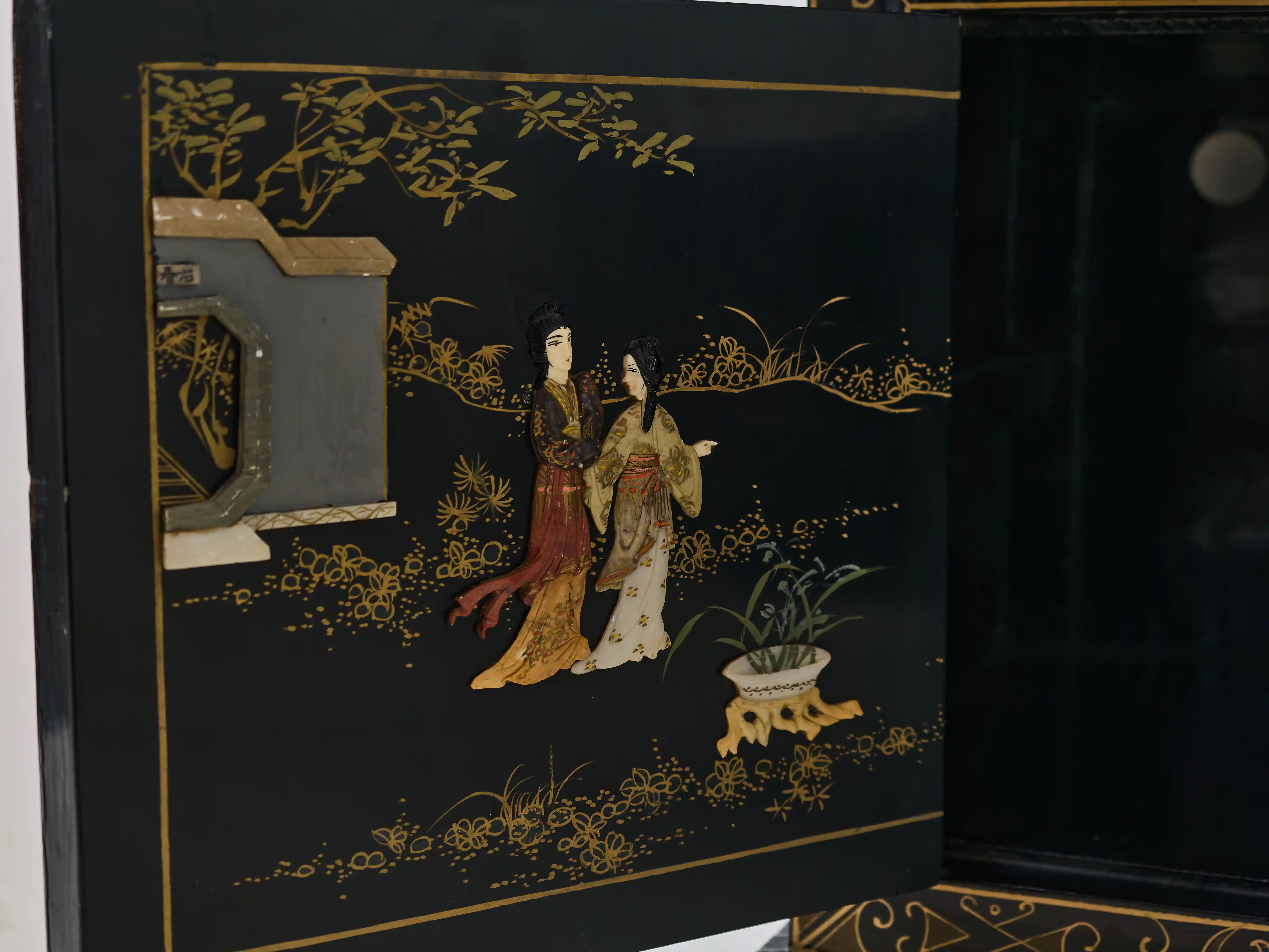 Čínská vykládaná komoda