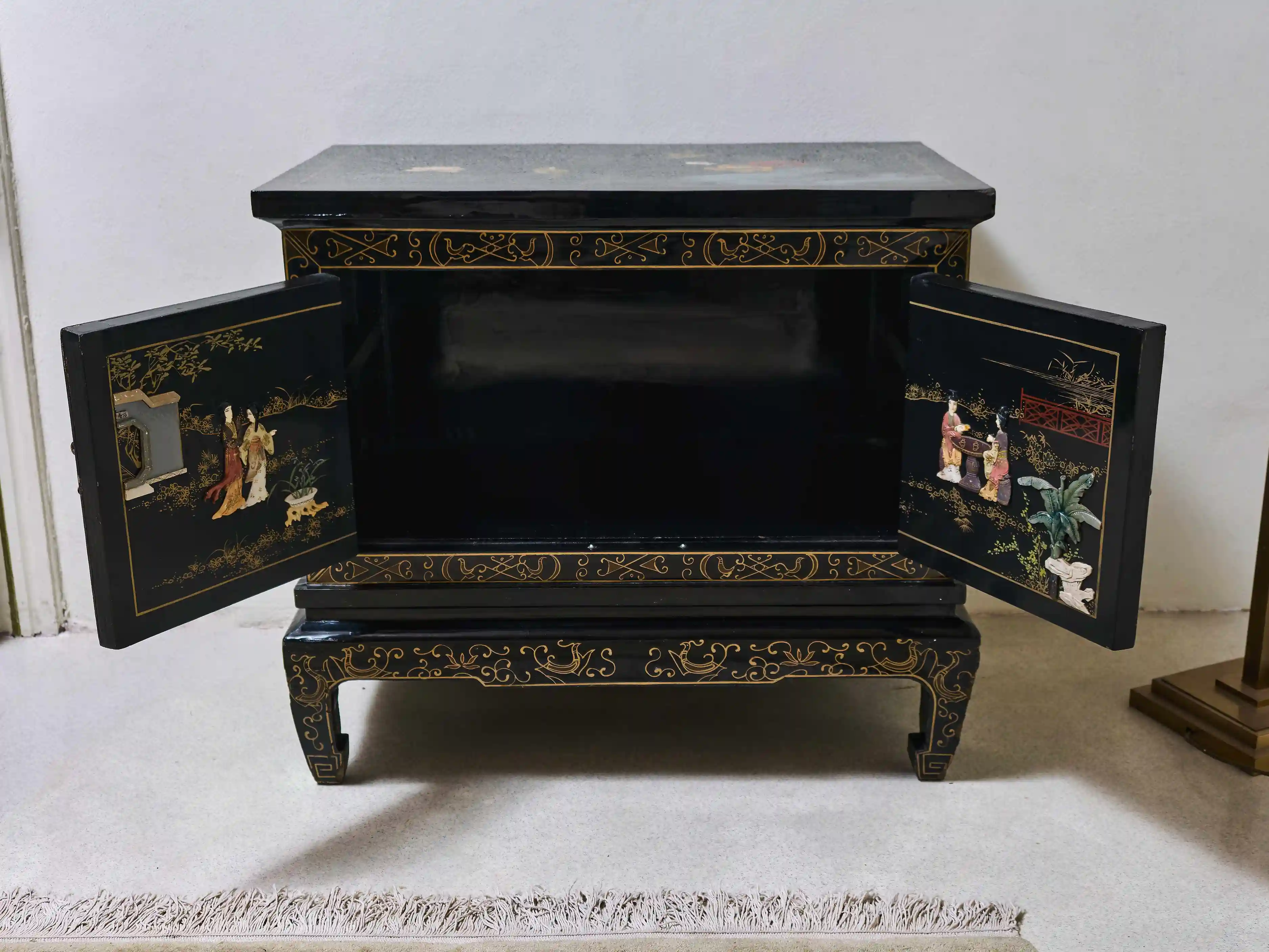 Čínská vykládaná komoda