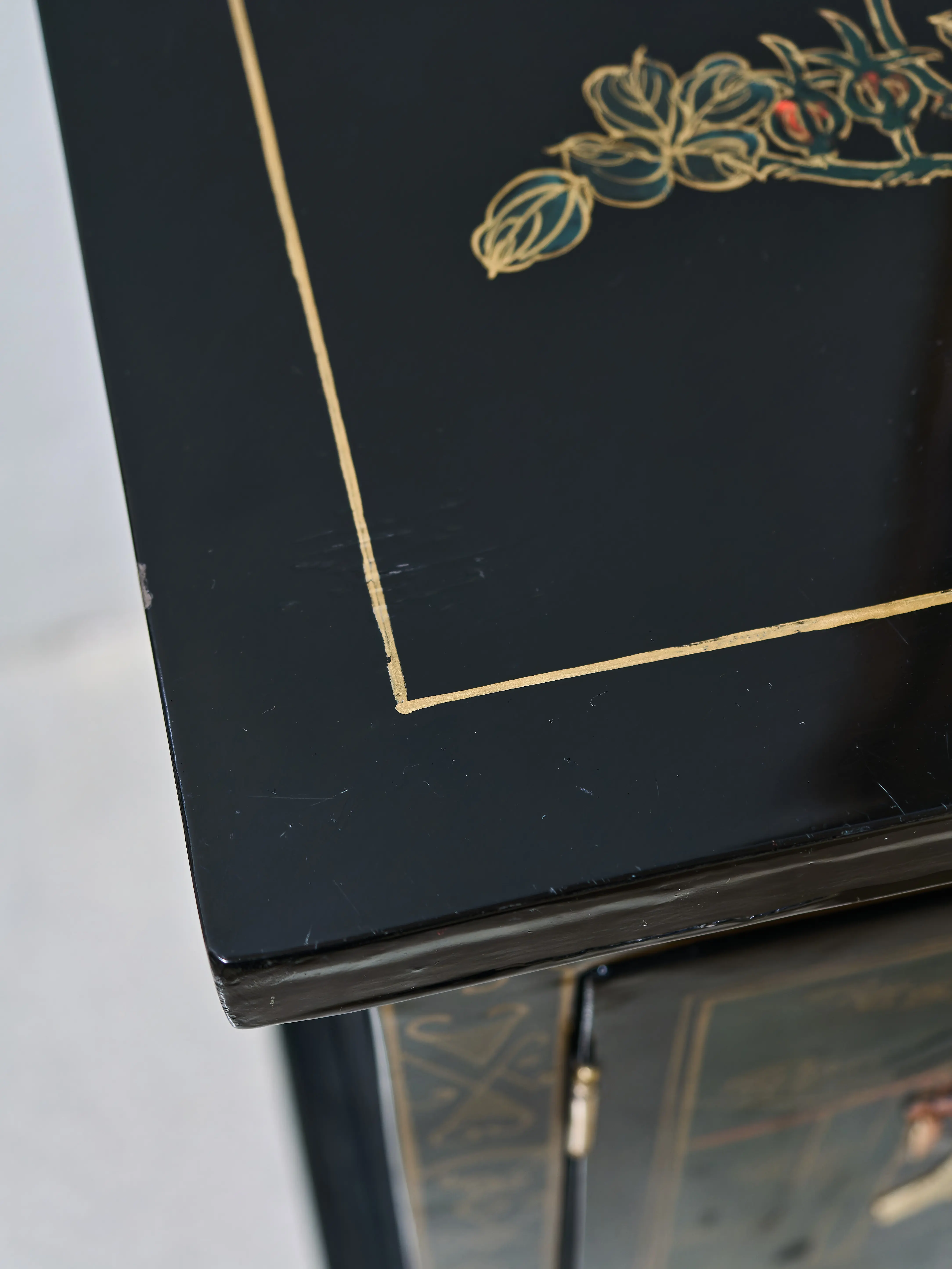 Čínská vykládaná komoda