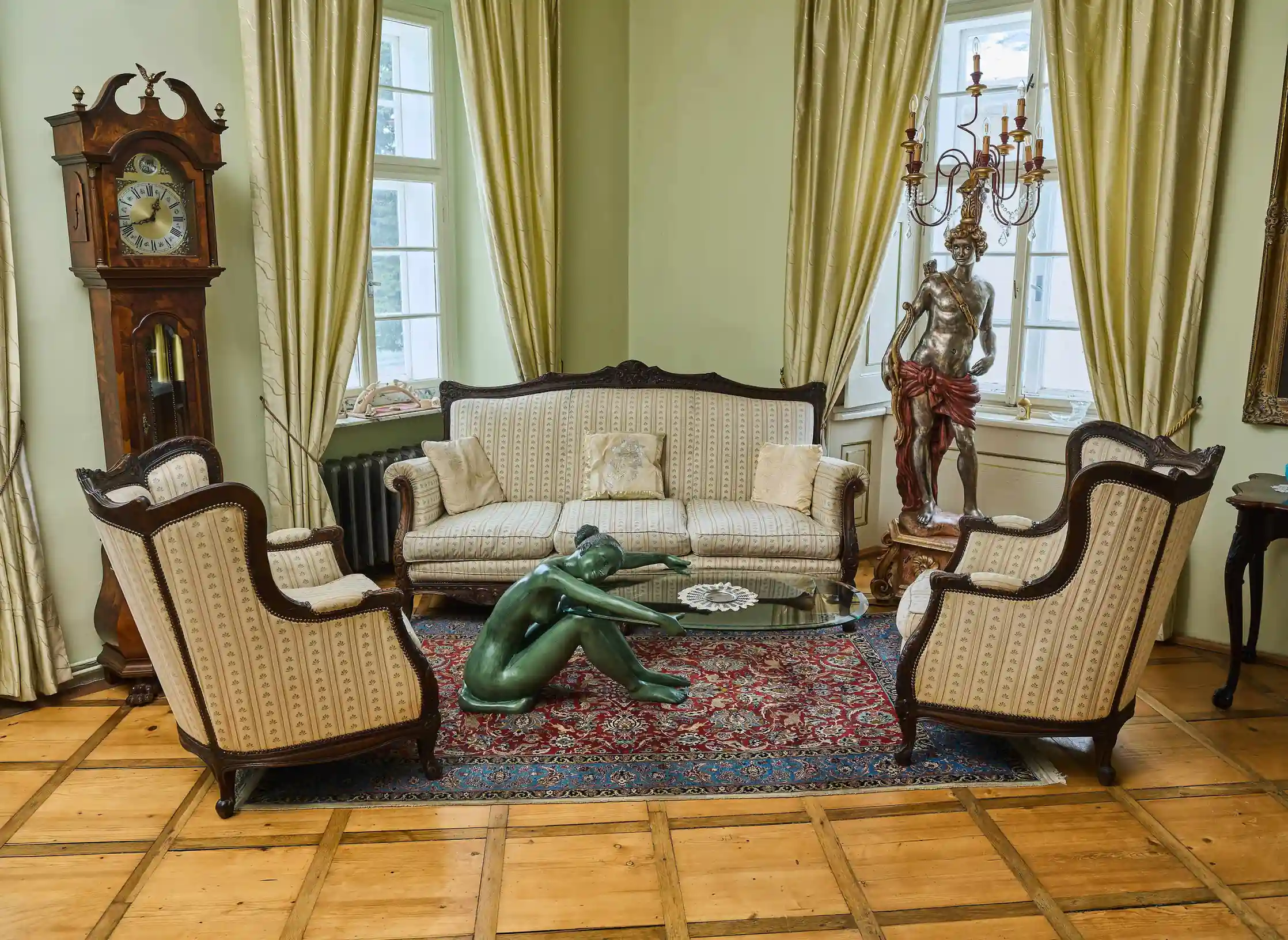 Konferenční stolek bronzová socha mladé ženy