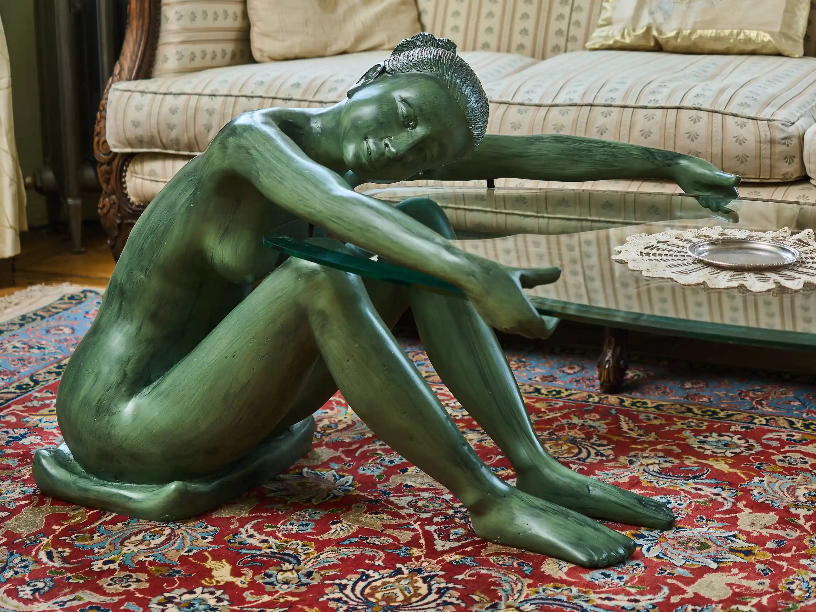 Konferenční stolek bronzová socha mladé ženy