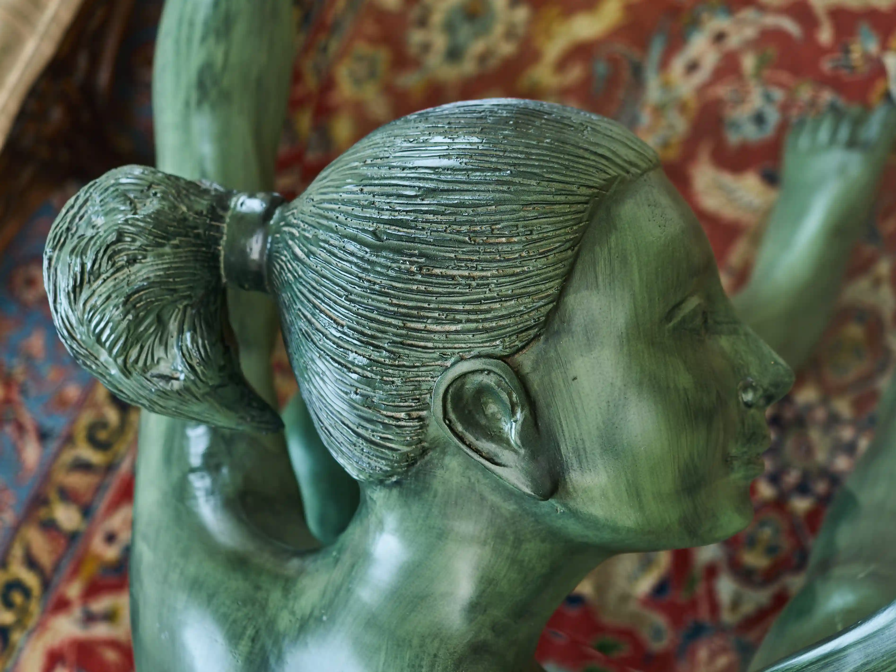 Konferenční stolek bronzová socha mladé ženy