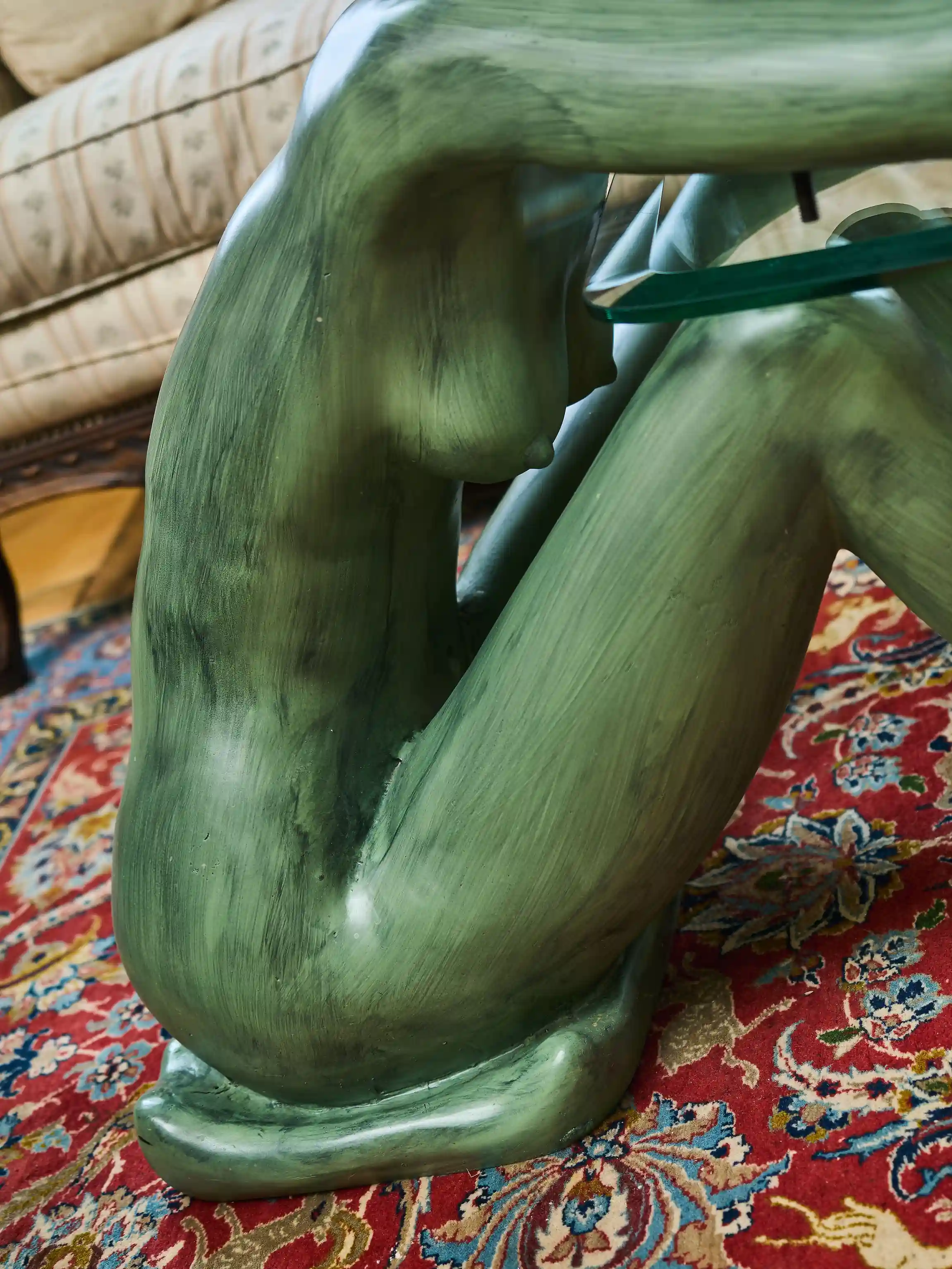 Konferenční stolek bronzová socha mladé ženy