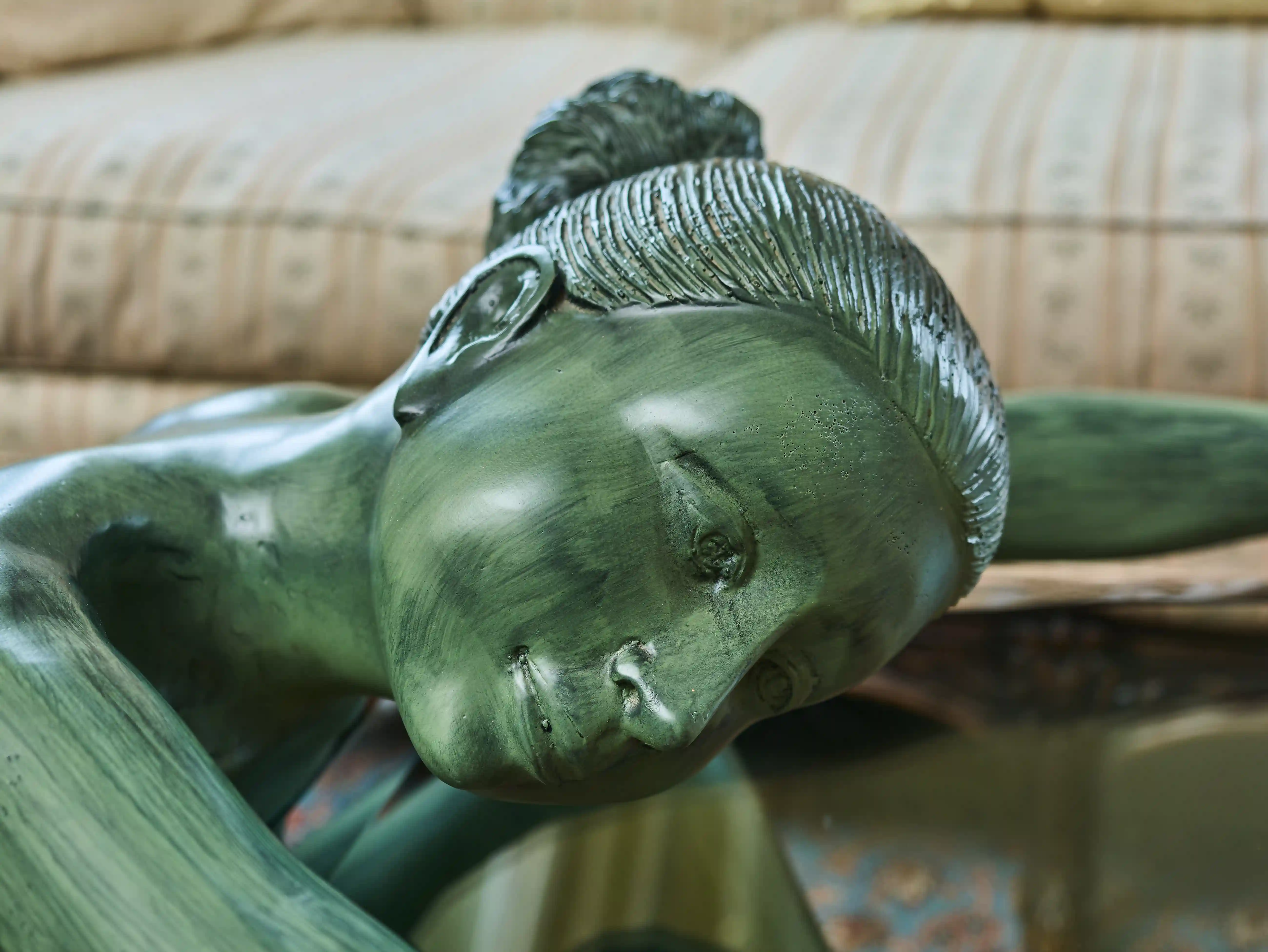 Konferenční stolek bronzová socha mladé ženy