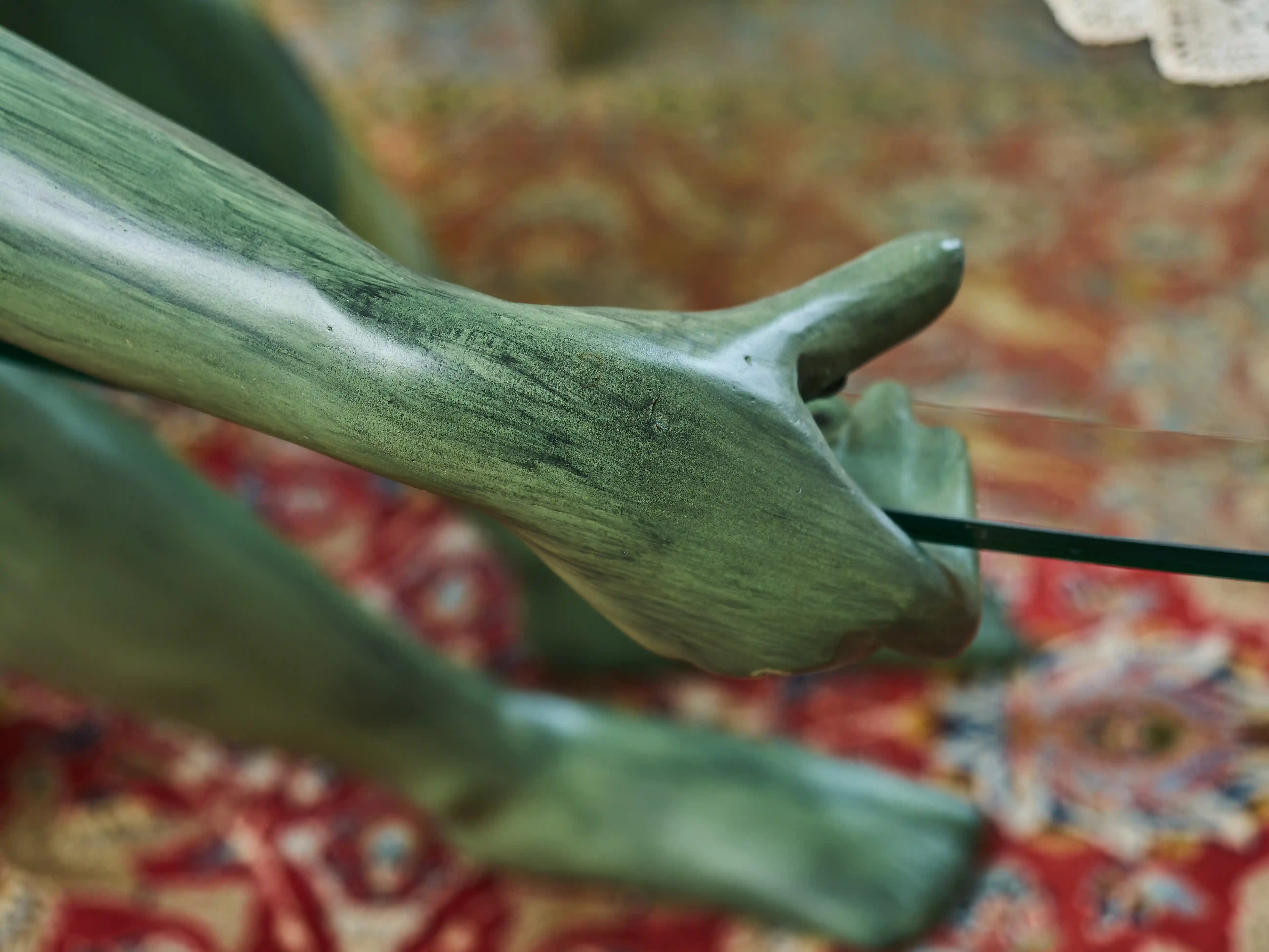 Konferenční stolek bronzová socha mladé ženy