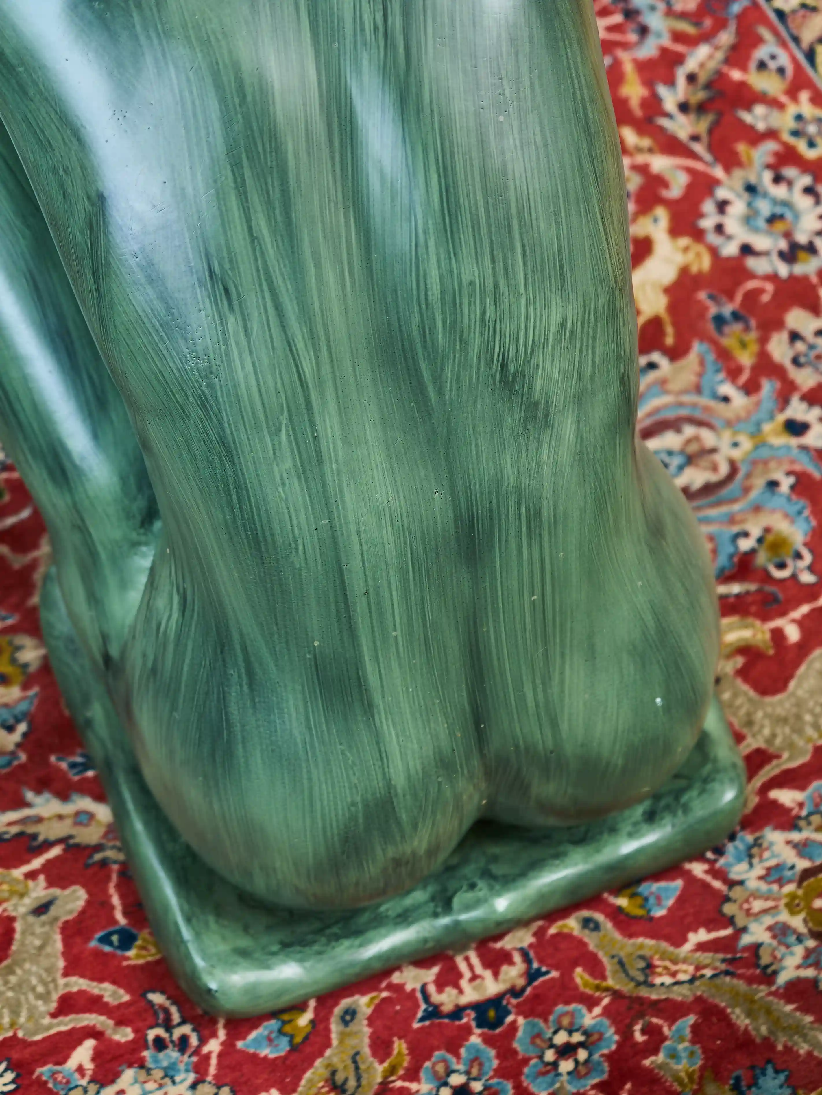 Konferenční stolek bronzová socha mladé ženy