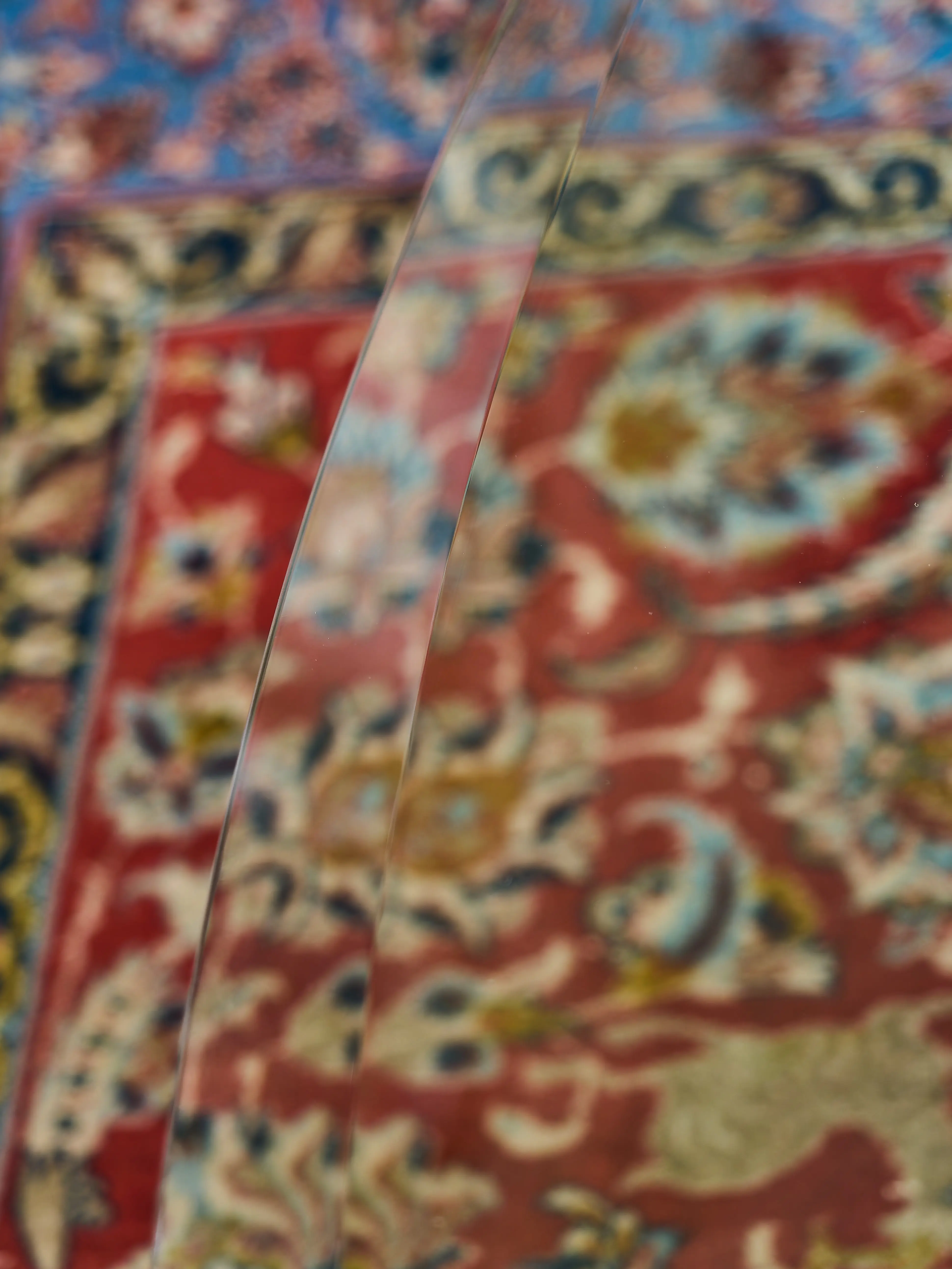 Konferenční stolek bronzová socha mladé ženy