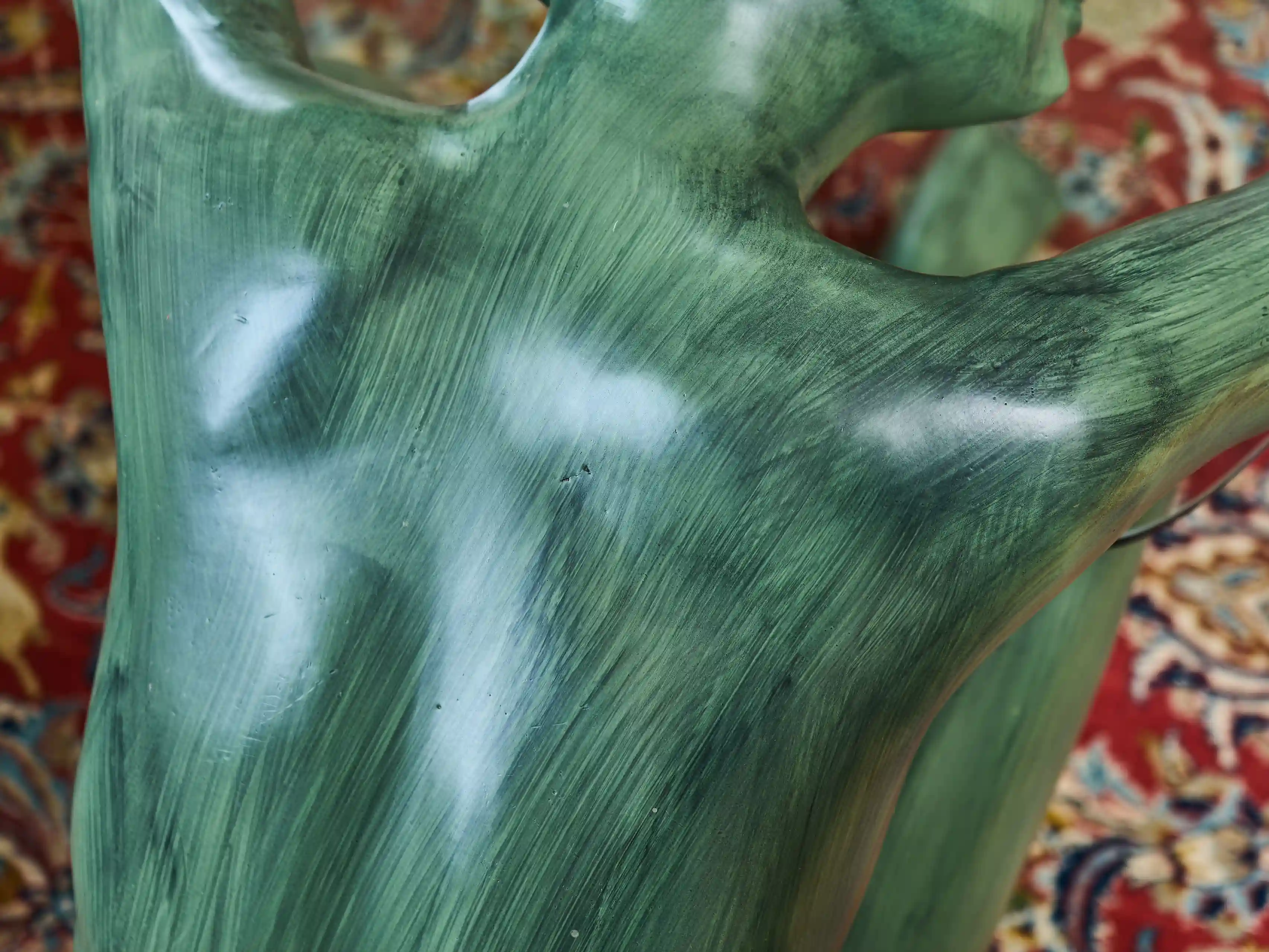 Konferenční stolek bronzová socha mladé ženy