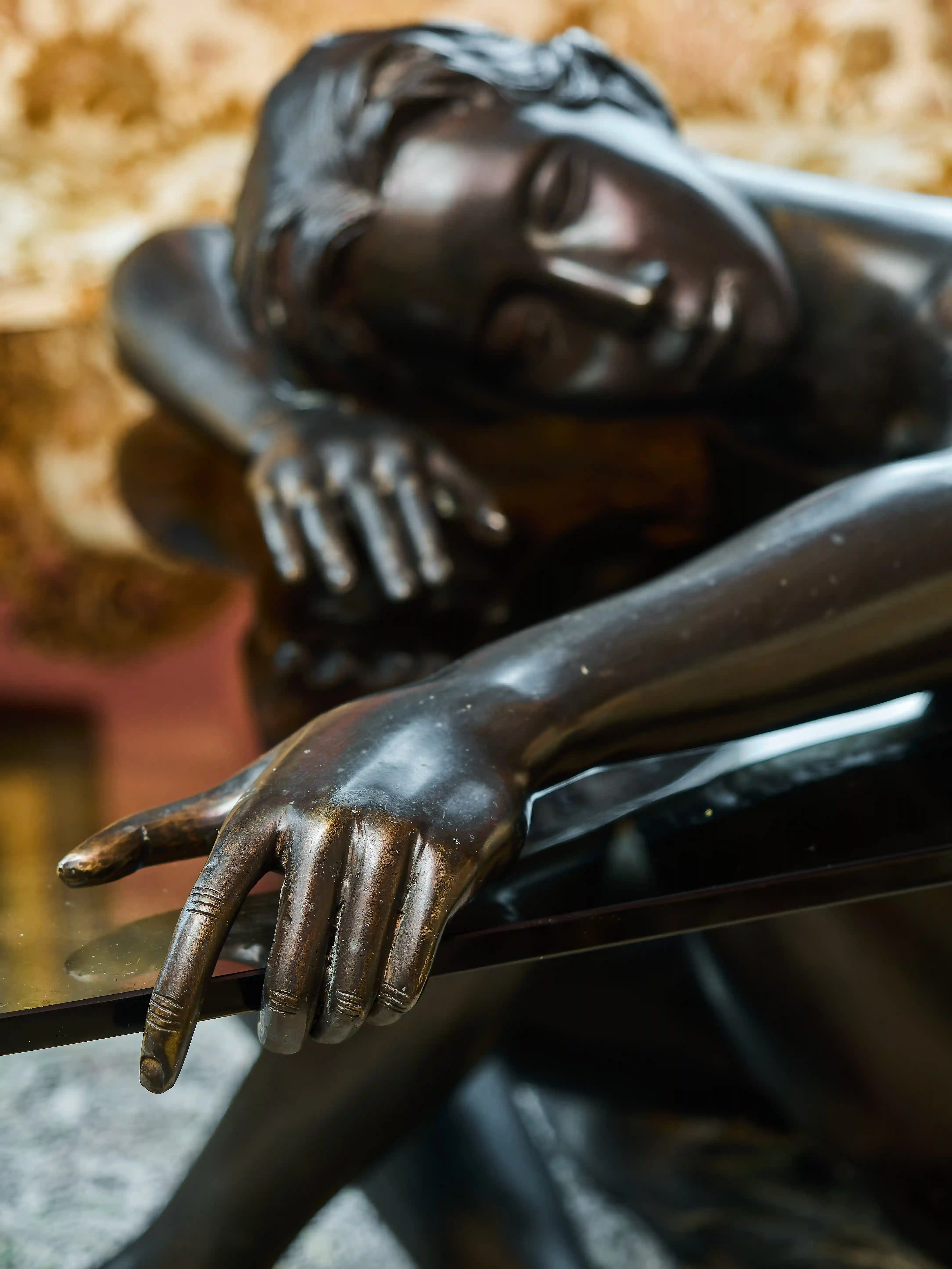 Konferenční stolek bronzová socha mladé ženy