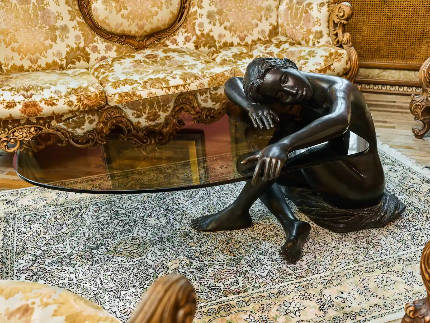 Konferenční stolek bronzová socha mladé ženy