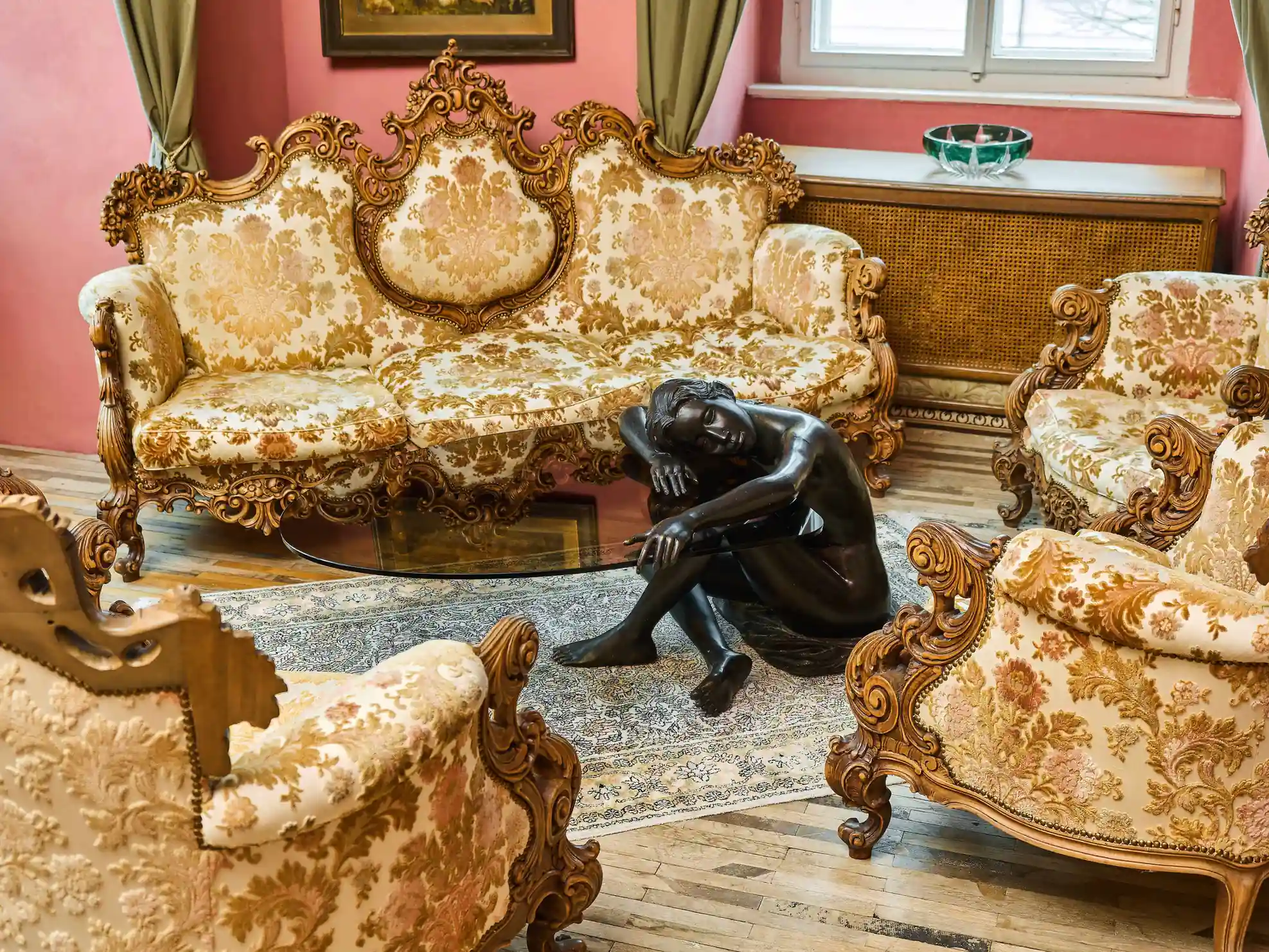 Konferenční stolek bronzová socha mladé ženy