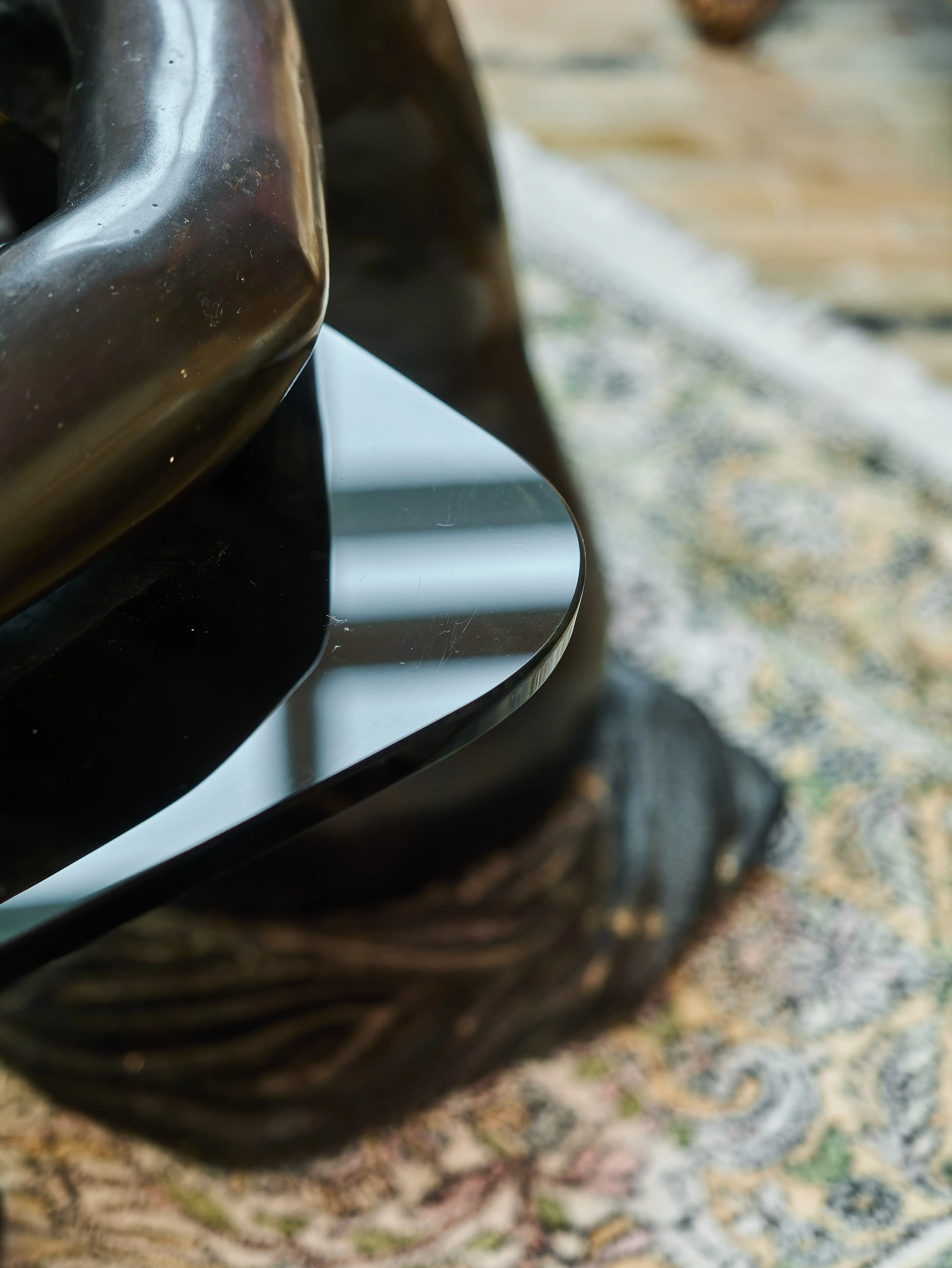 Konferenční stolek bronzová socha mladé ženy