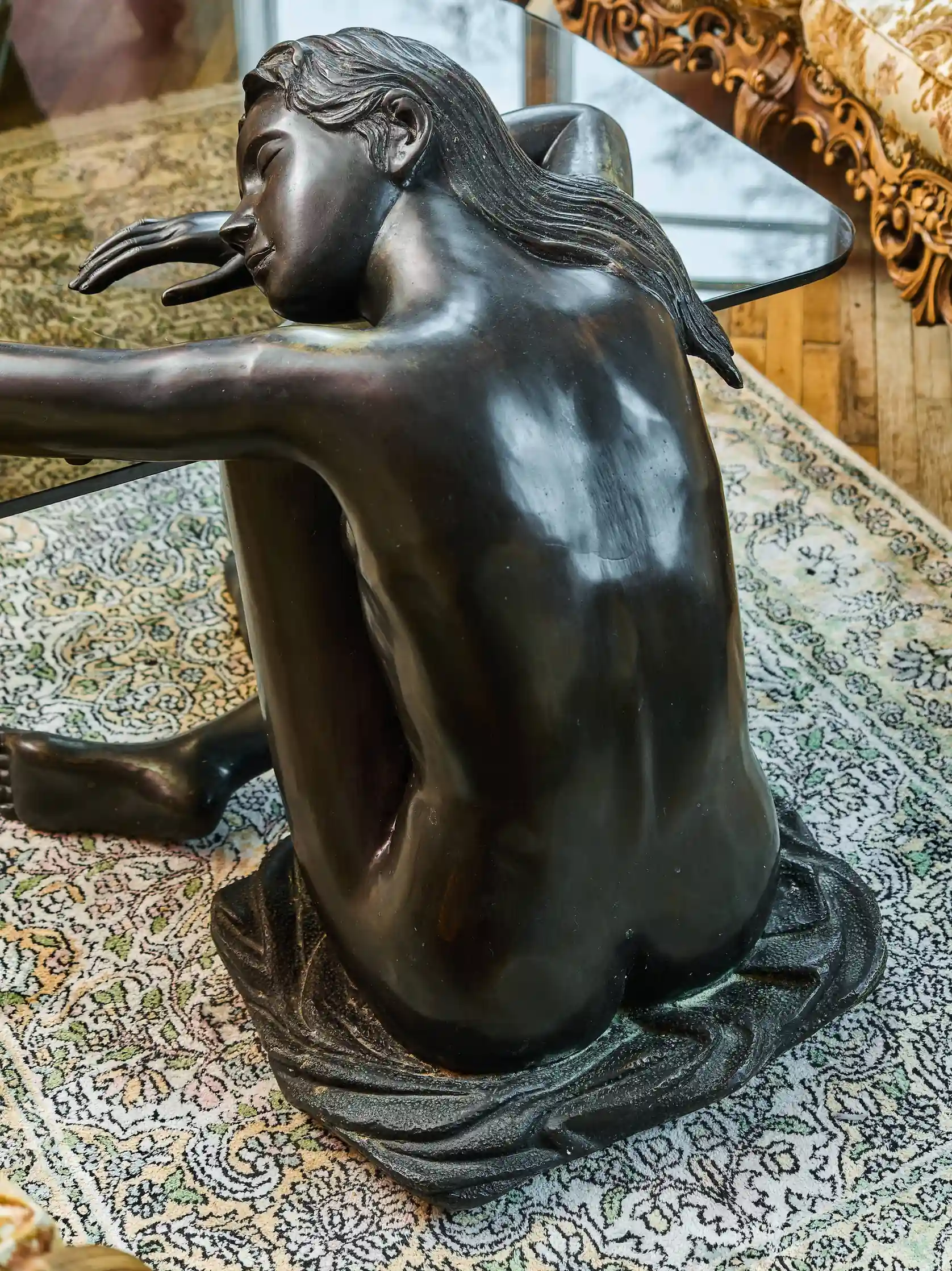 Konferenční stolek bronzová socha mladé ženy