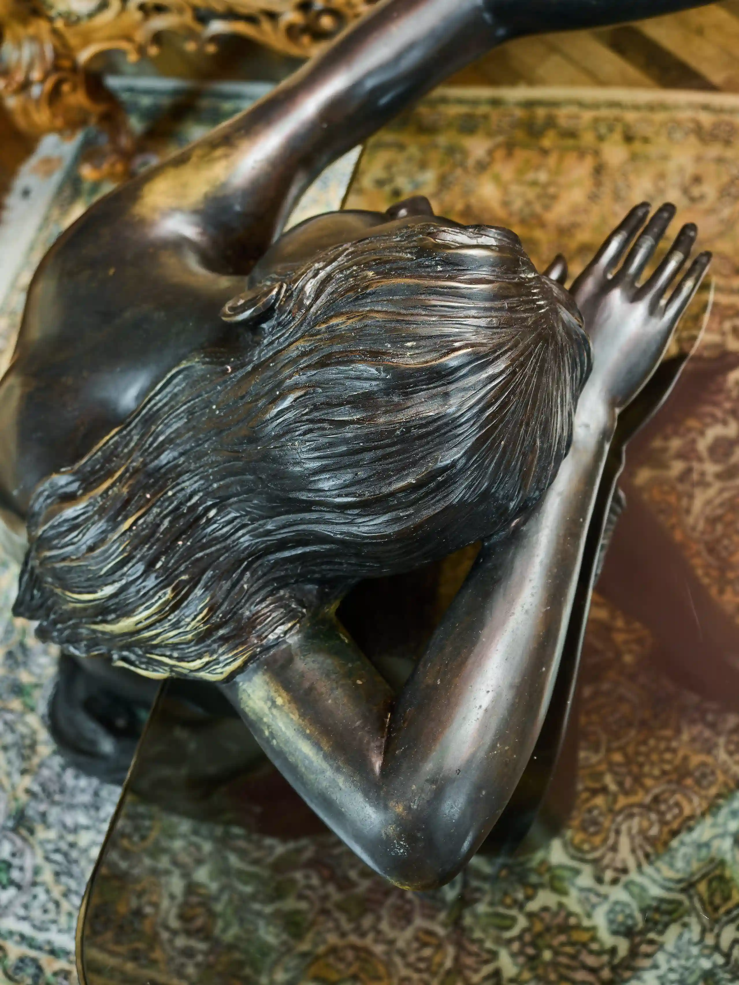 Konferenční stolek bronzová socha mladé ženy