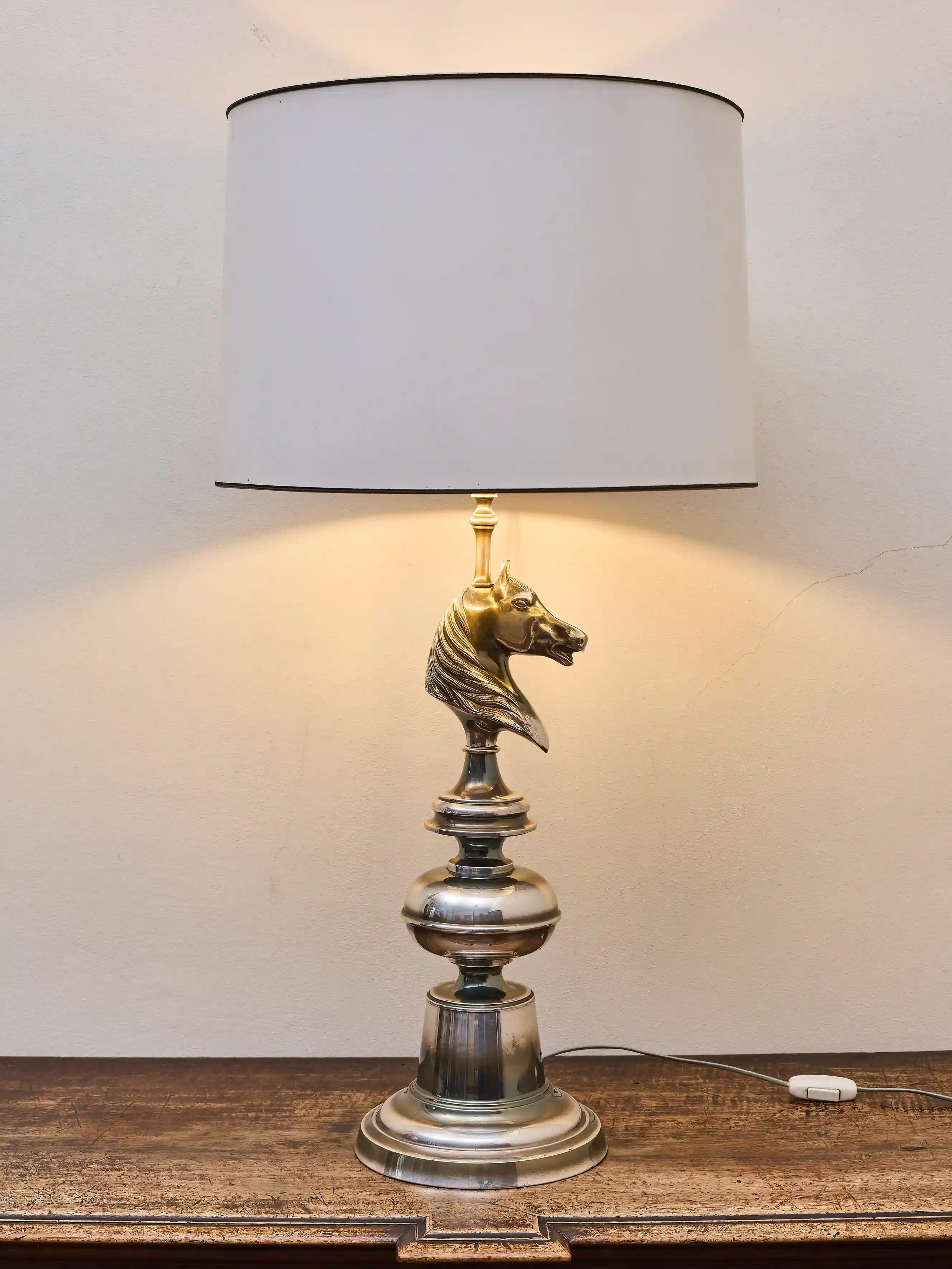 Stolní lampa s motivem koňské hlavy