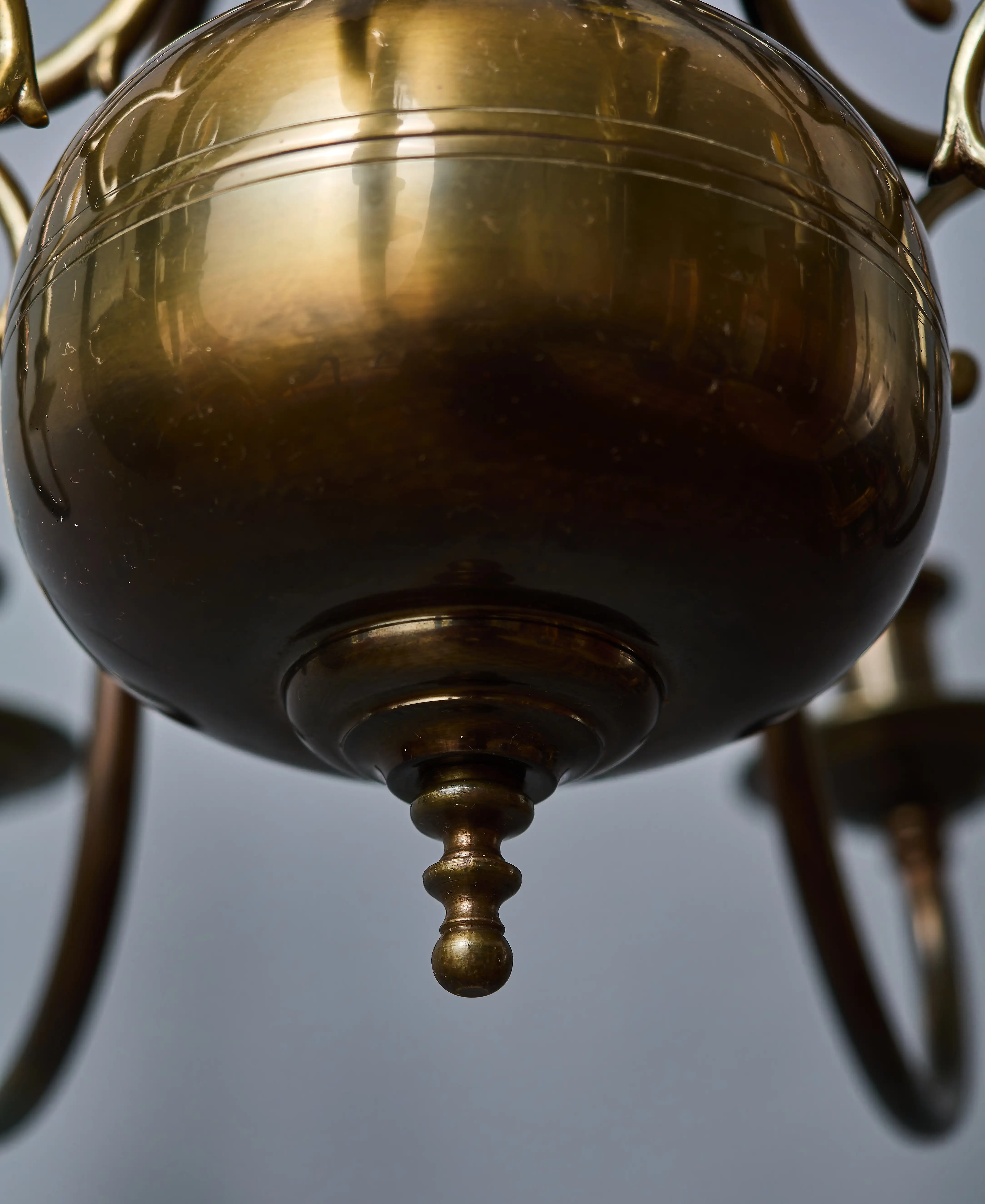 Osmiramenný vlámský lustr. Zrenovovaný