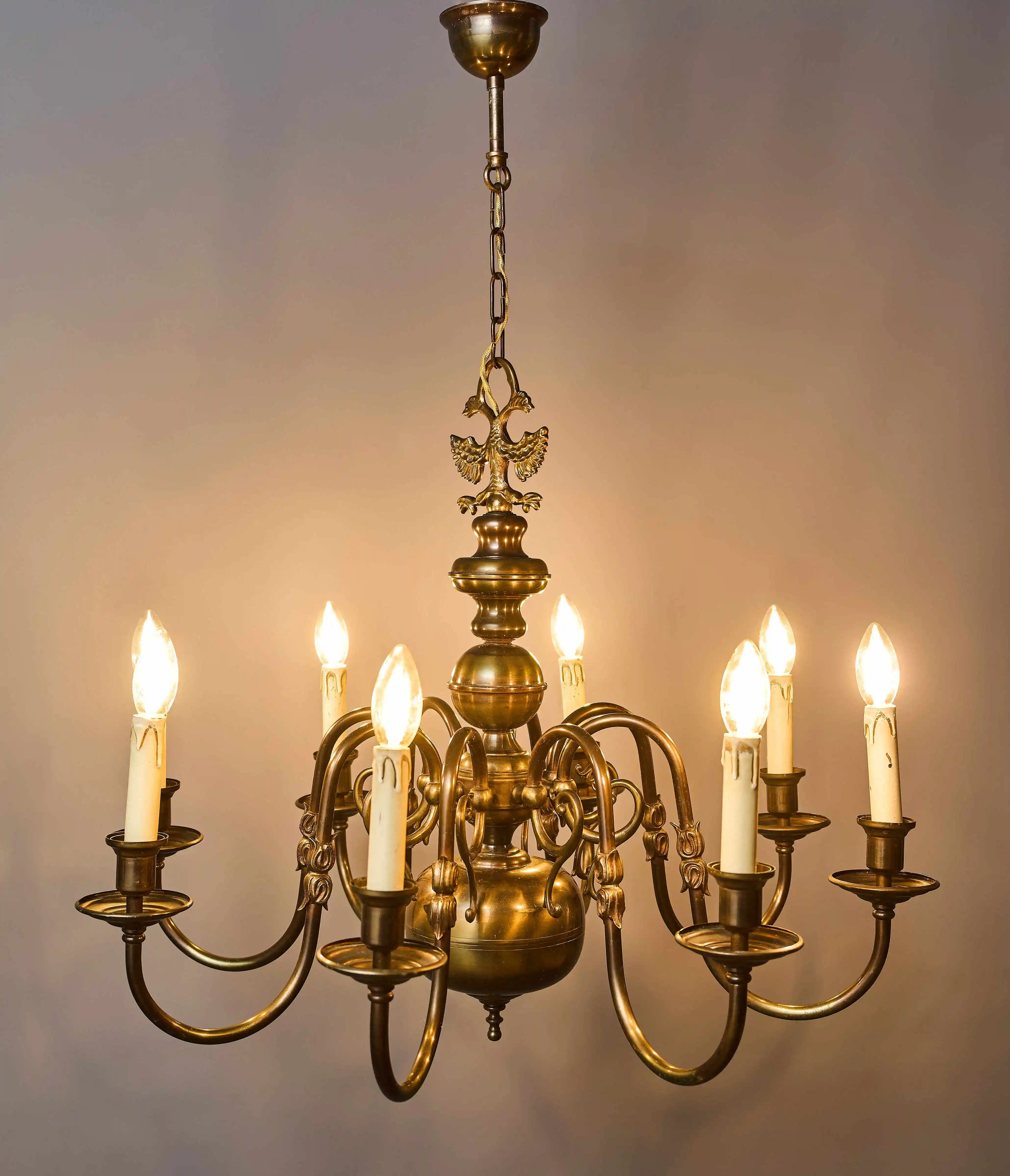 Osmiramenný vlámský lustr. Zrenovovaný