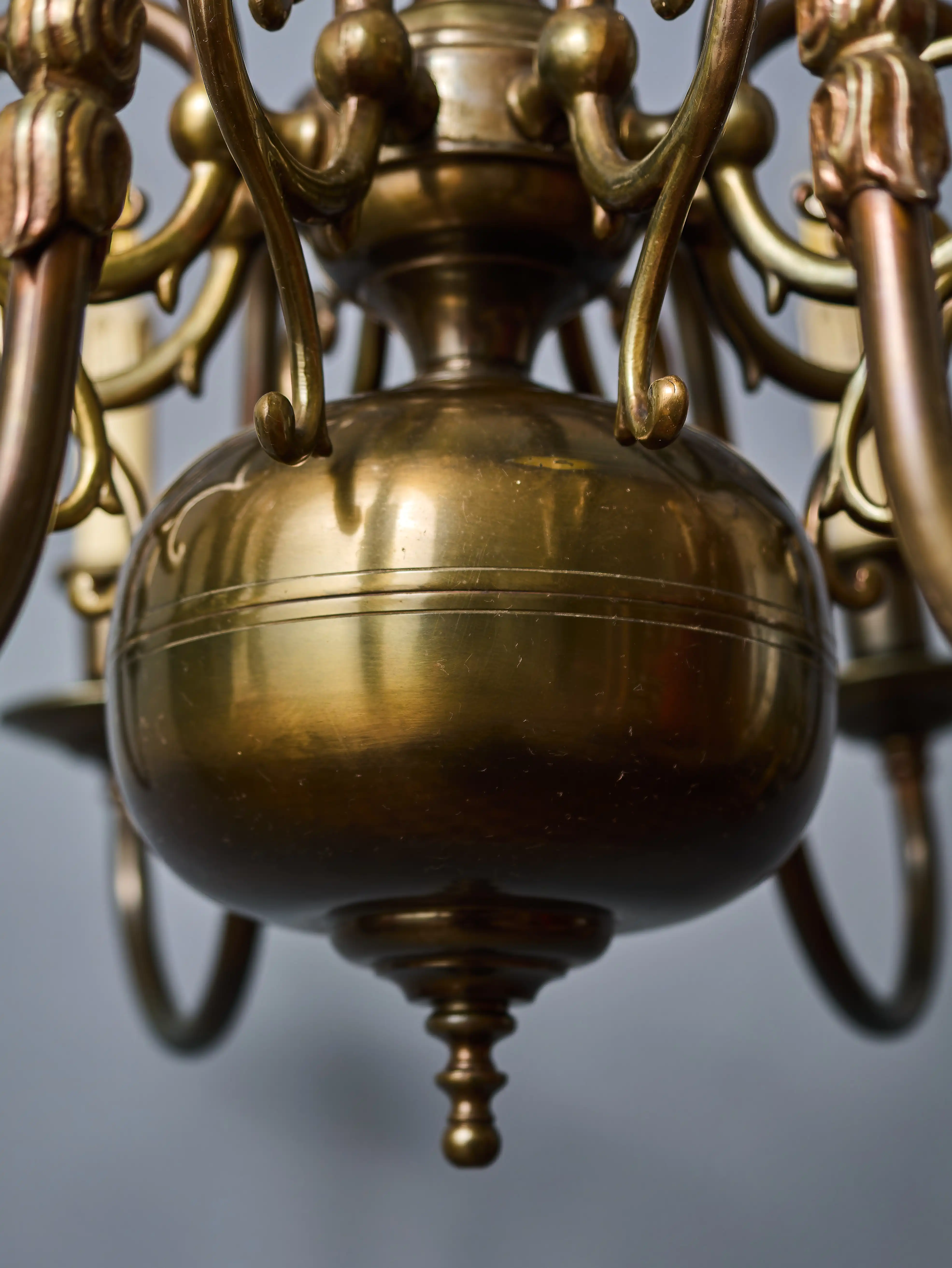 Osmiramenný vlámský lustr. Zrenovovaný