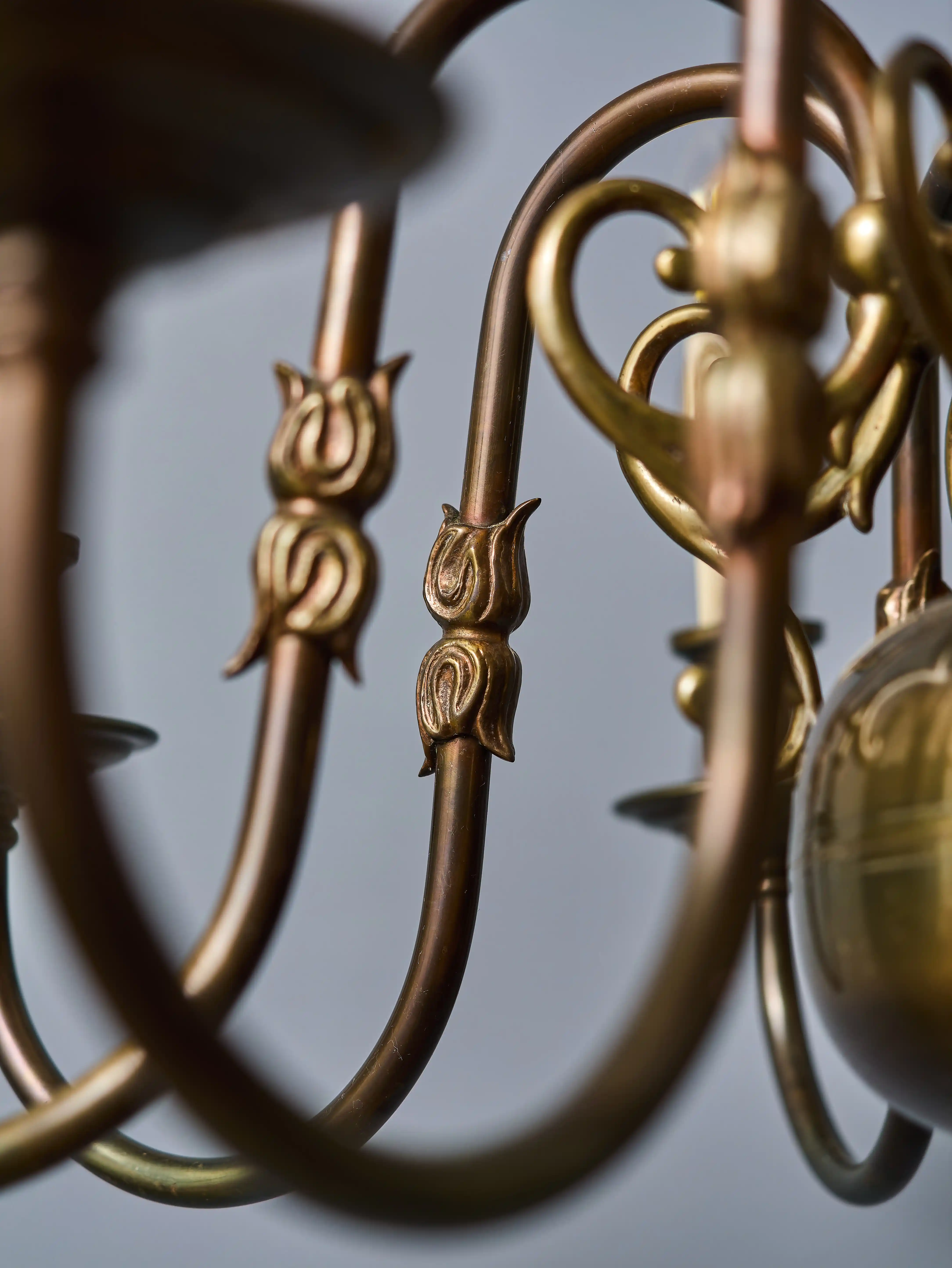 Osmiramenný vlámský lustr. Zrenovovaný