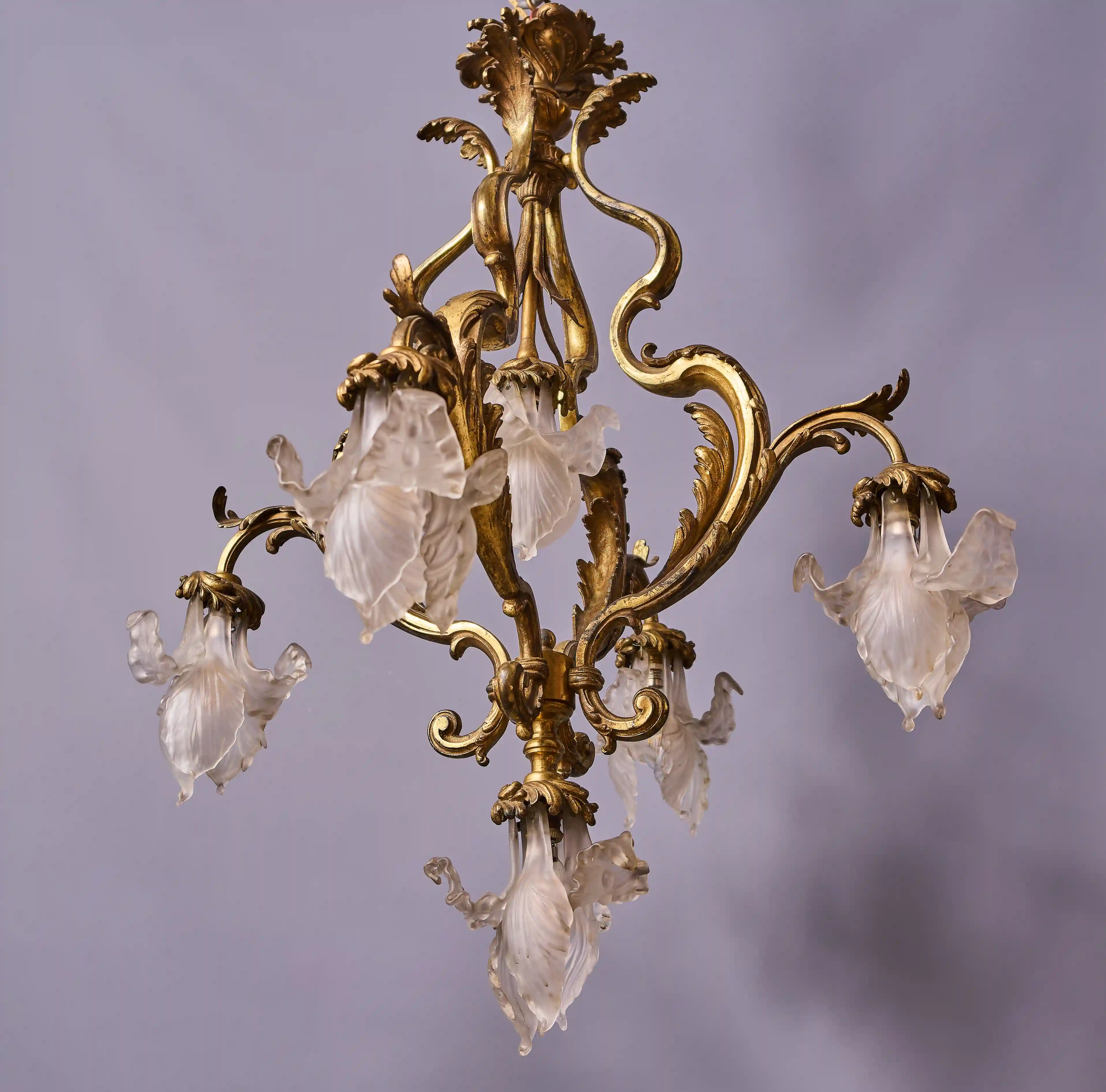 Secesní bronzový lustr s kosatci (iris), Francie kolem roku 1900