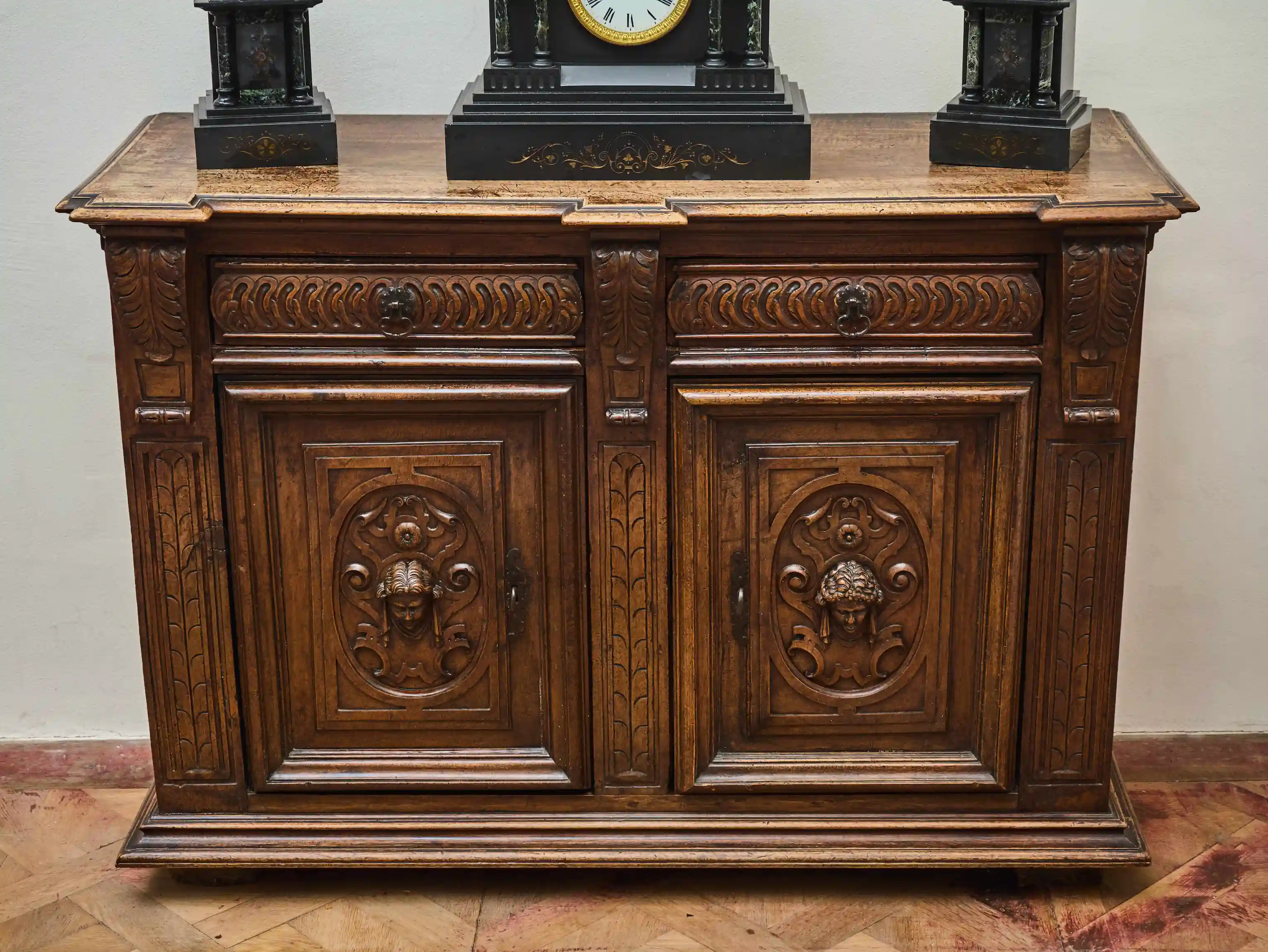 Masivní renesanční bufet z ořechového dřeva cca 1700