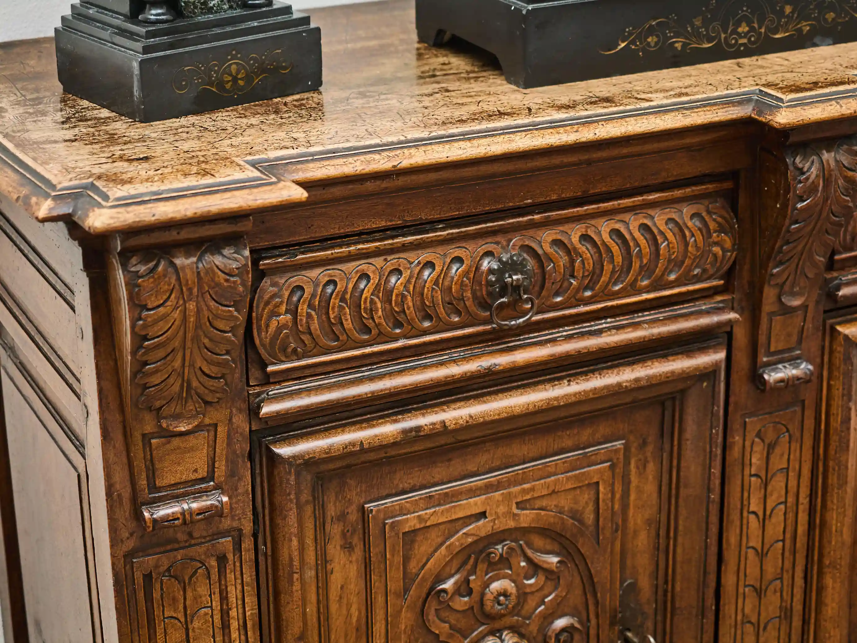 Masivní renesanční bufet z ořechového dřeva cca 1700