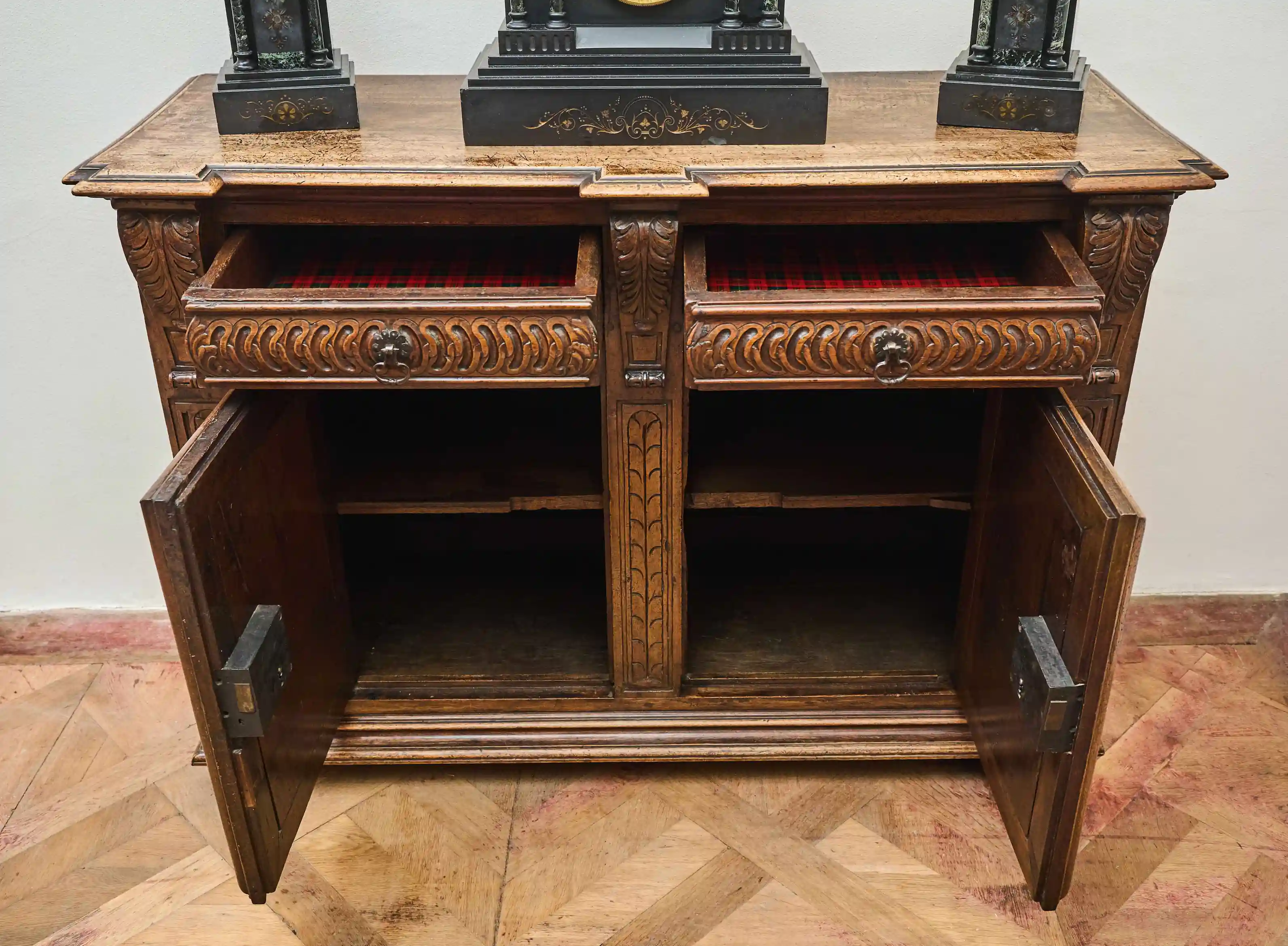 Masivní renesanční bufet z ořechového dřeva cca 1700