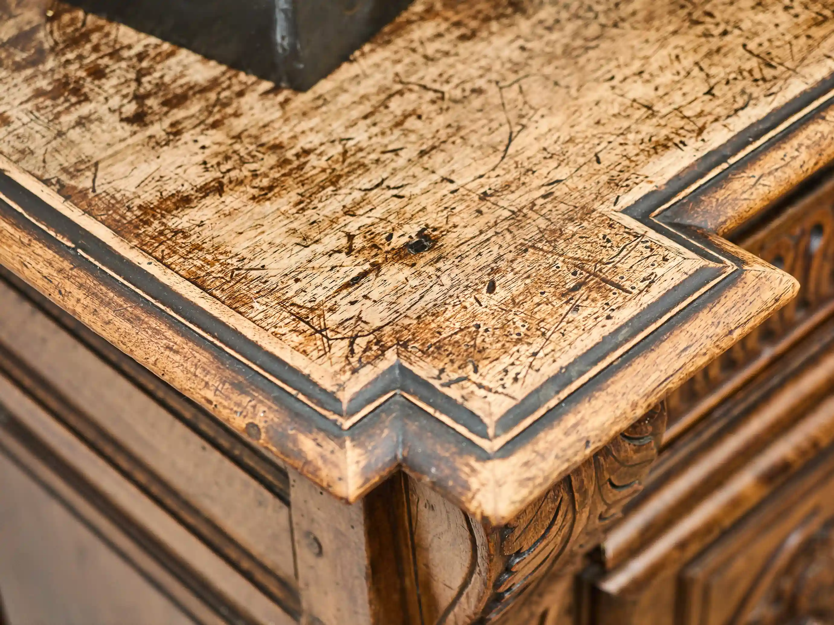 Masivní renesanční bufet z ořechového dřeva cca 1700