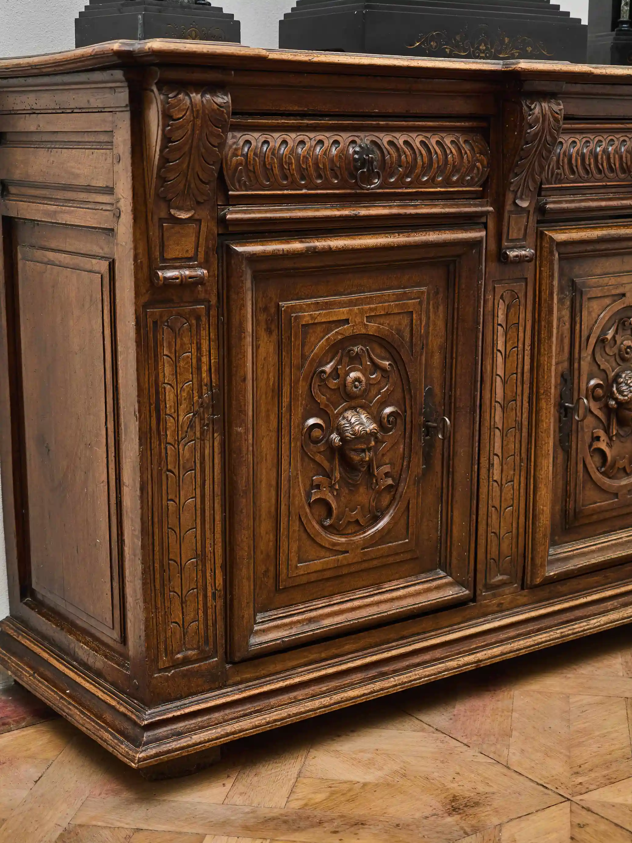 Masivní renesanční bufet z ořechového dřeva cca 1700