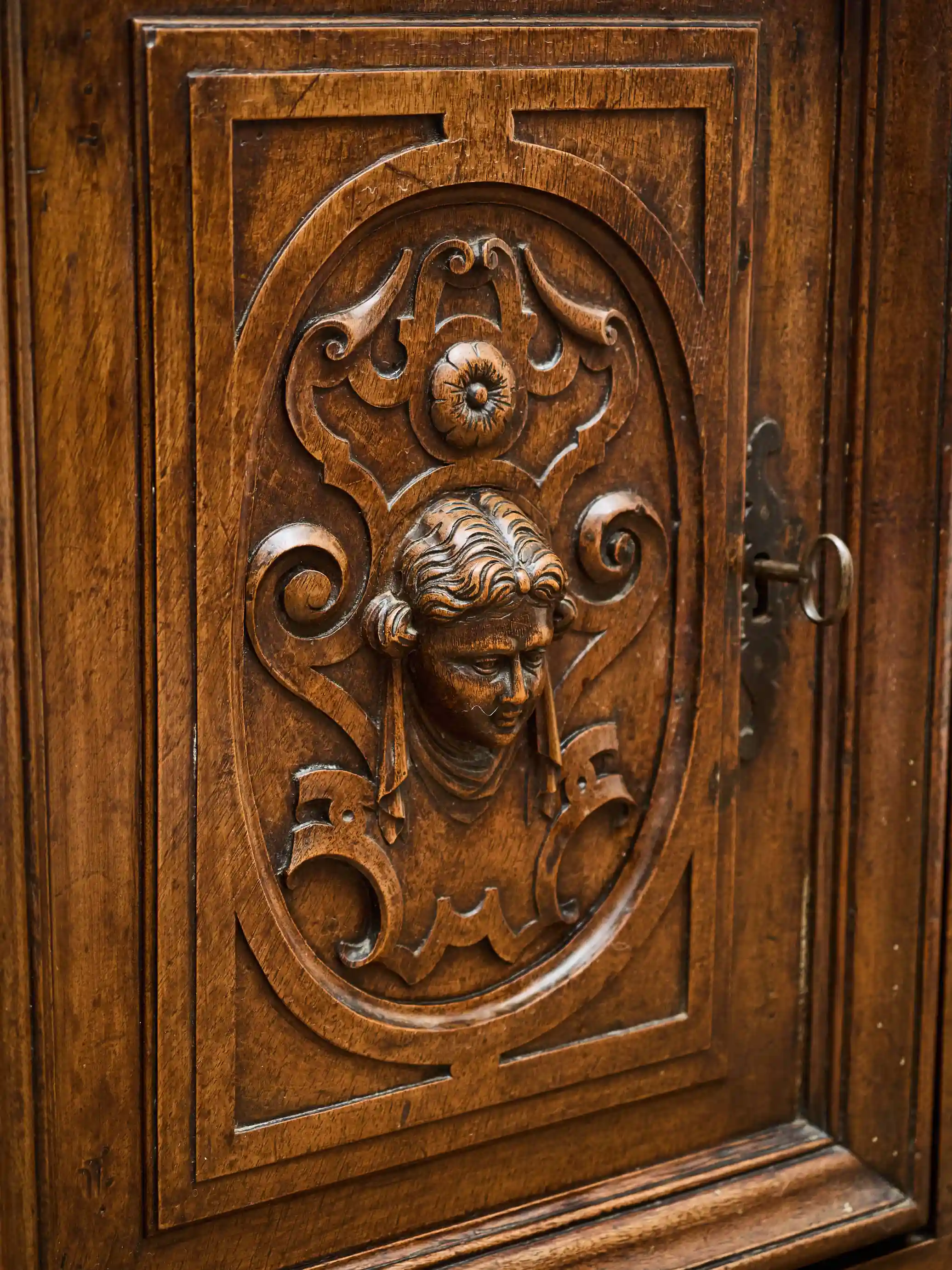 Masivní renesanční bufet z ořechového dřeva cca 1700