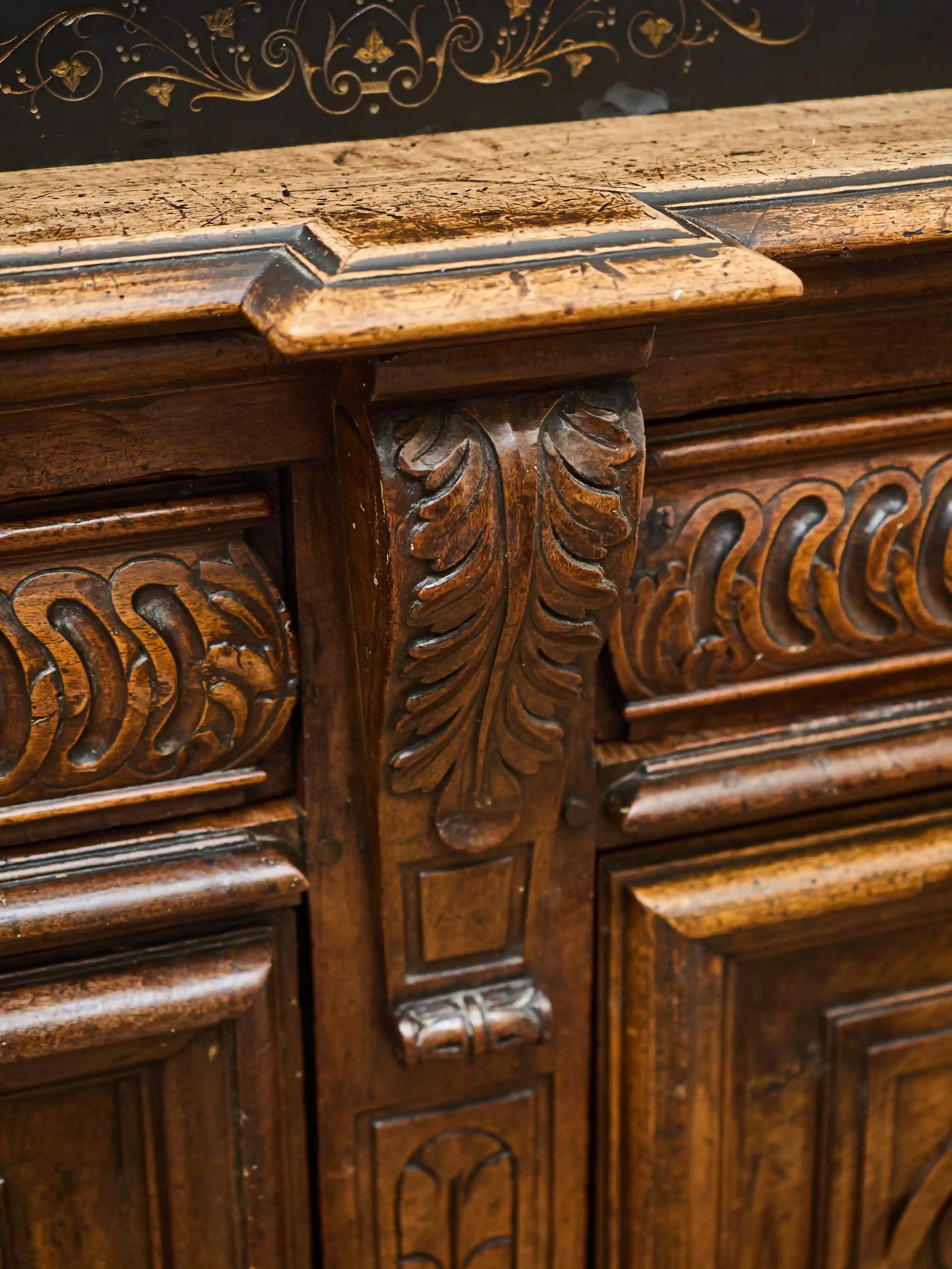 Masivní renesanční bufet z ořechového dřeva cca 1700