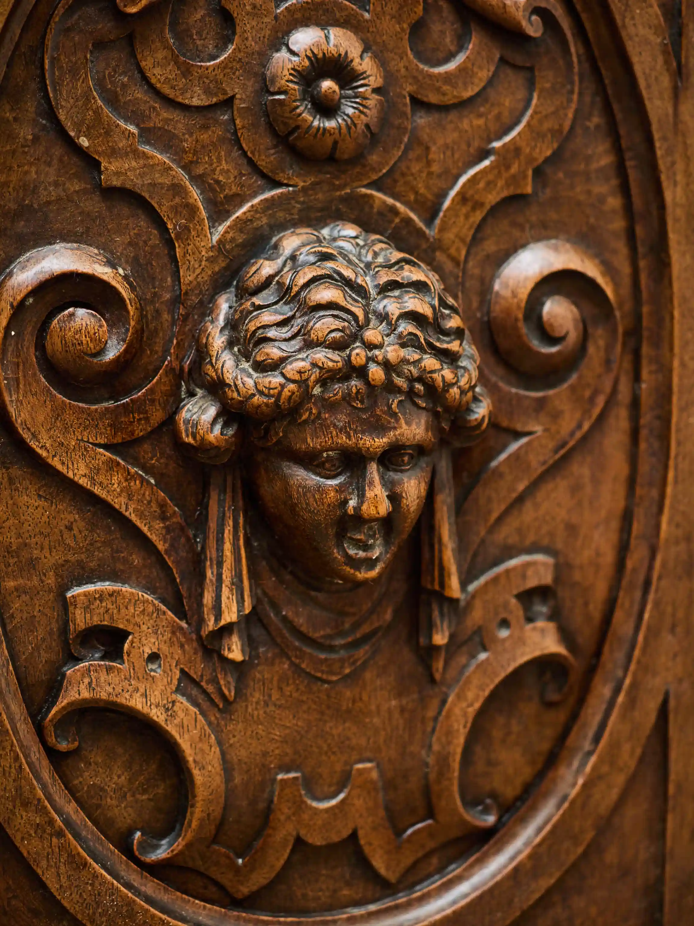 Masivní renesanční bufet z ořechového dřeva cca 1700