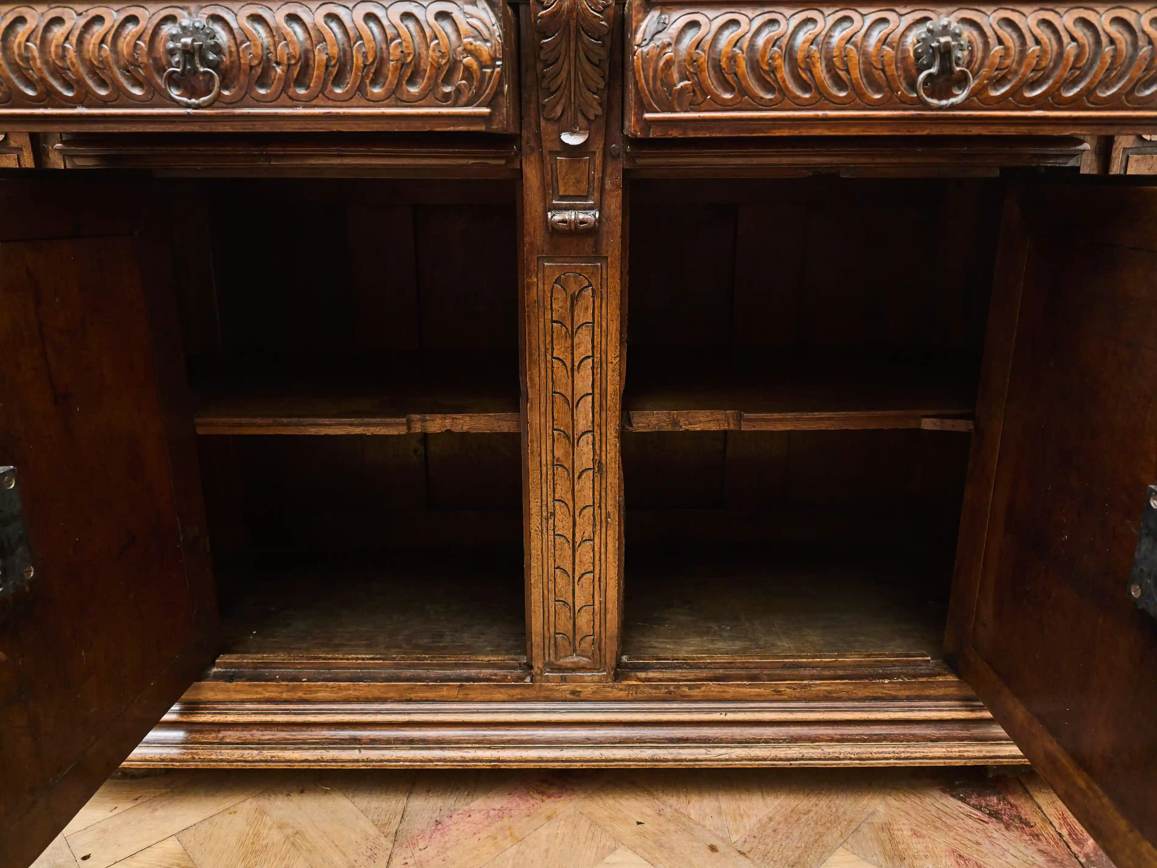 Masivní renesanční bufet z ořechového dřeva cca 1700