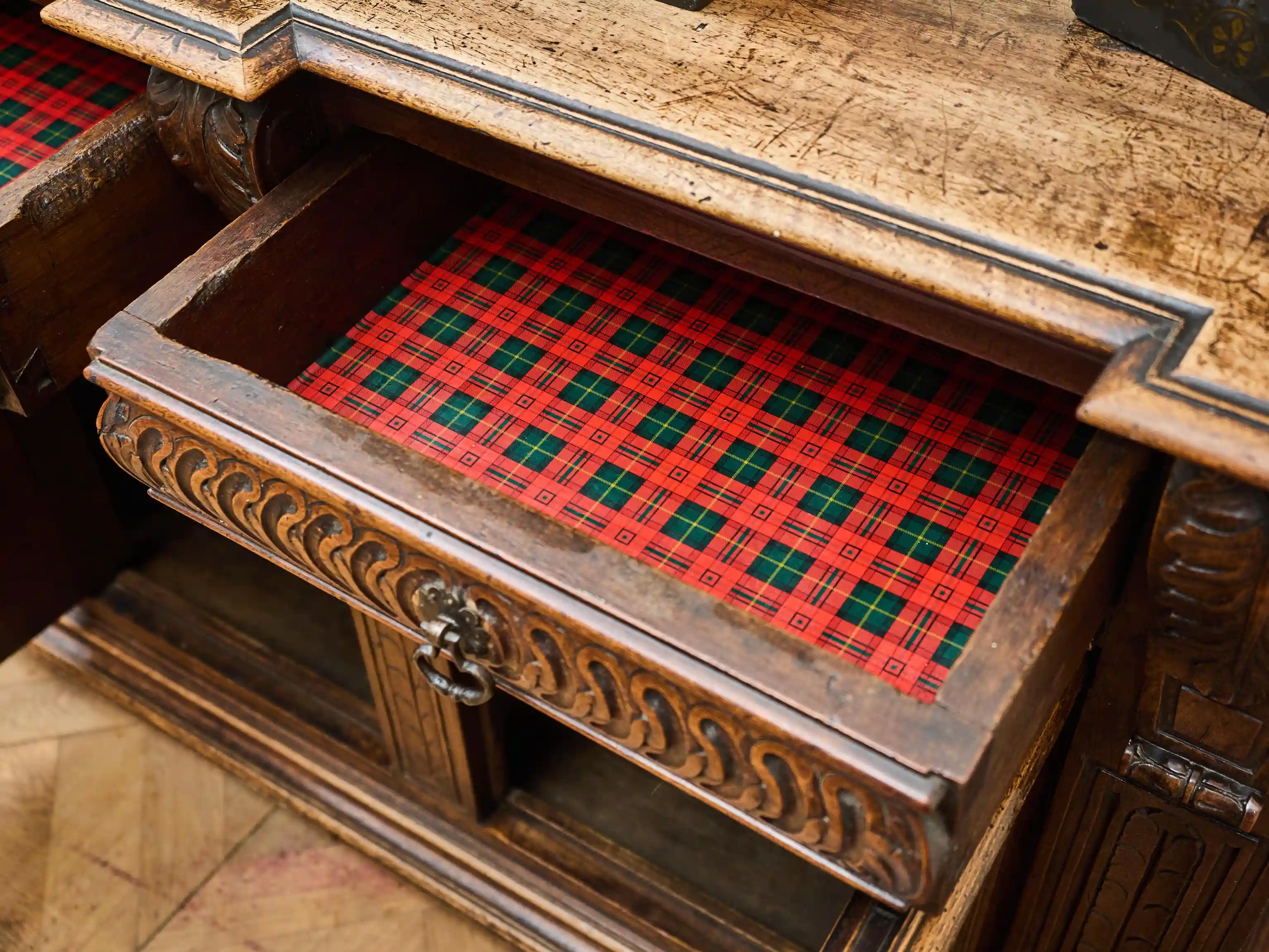 Masivní renesanční bufet z ořechového dřeva cca 1700