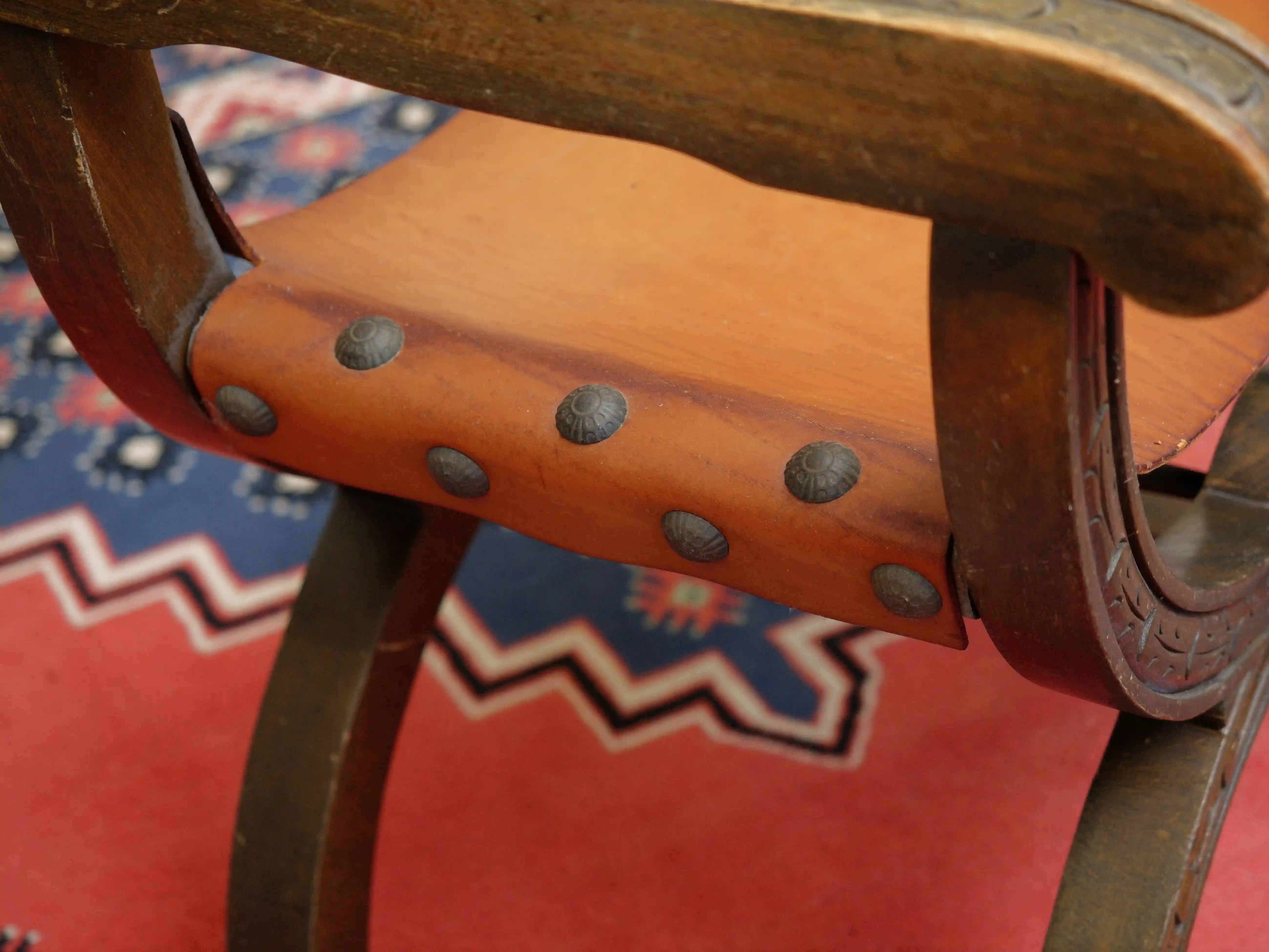 Starožitné křeslo Dagobert