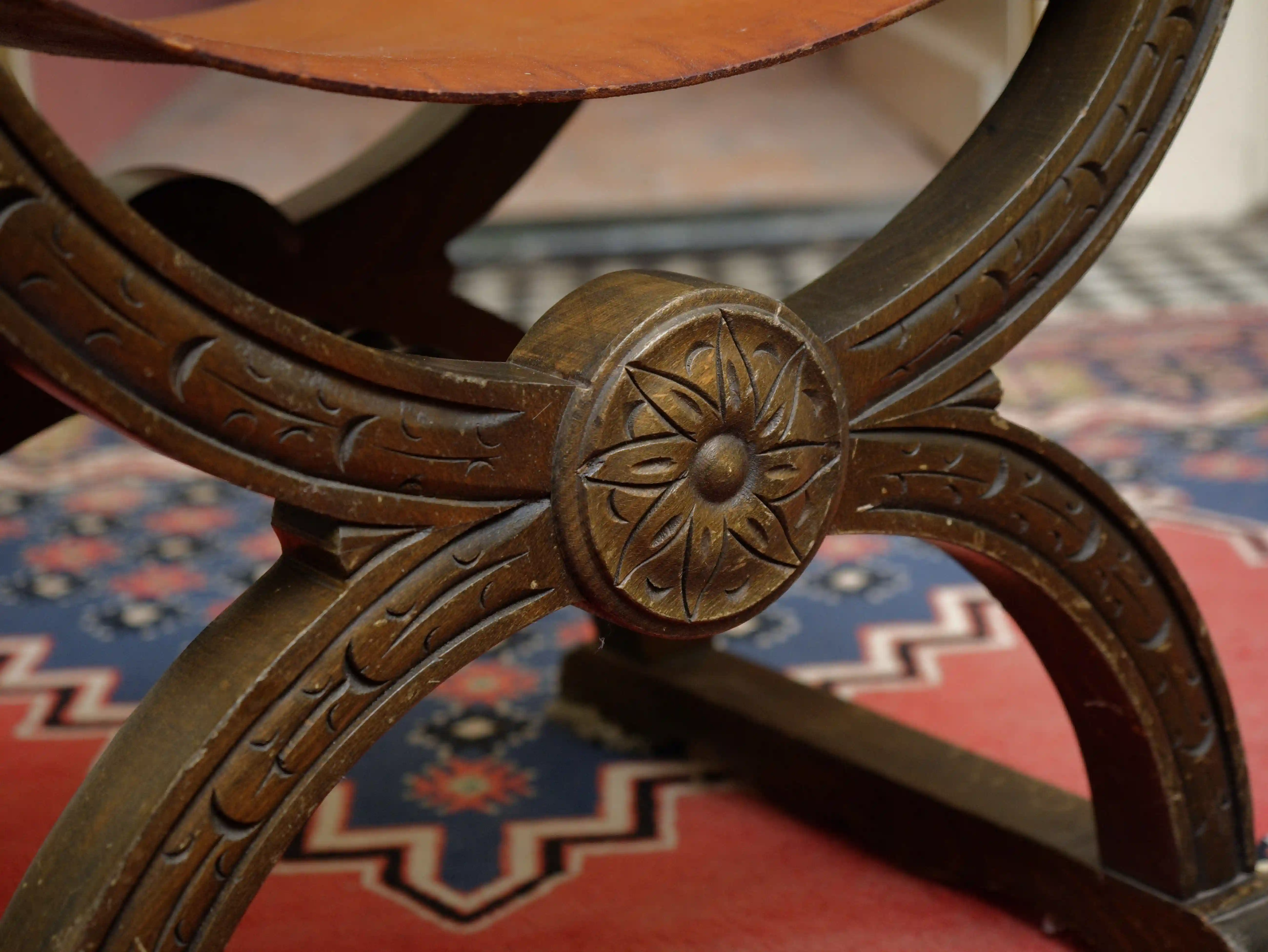 Starožitné křeslo Dagobert